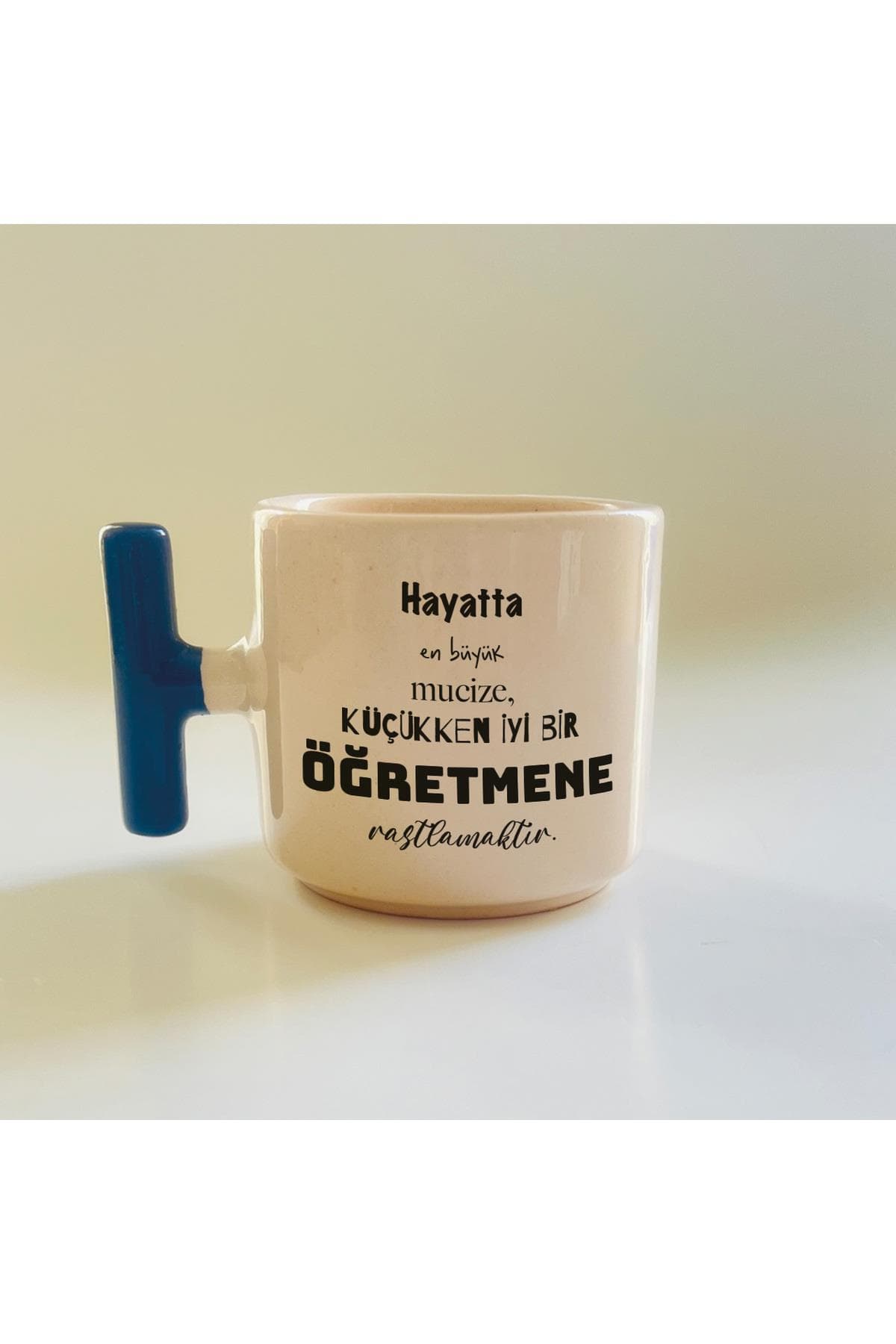 Hayatta En Büyük Mucize Sözü Sade Siyah Tipografili Öğretmenler Günü Mavi Kulplu T Kupa