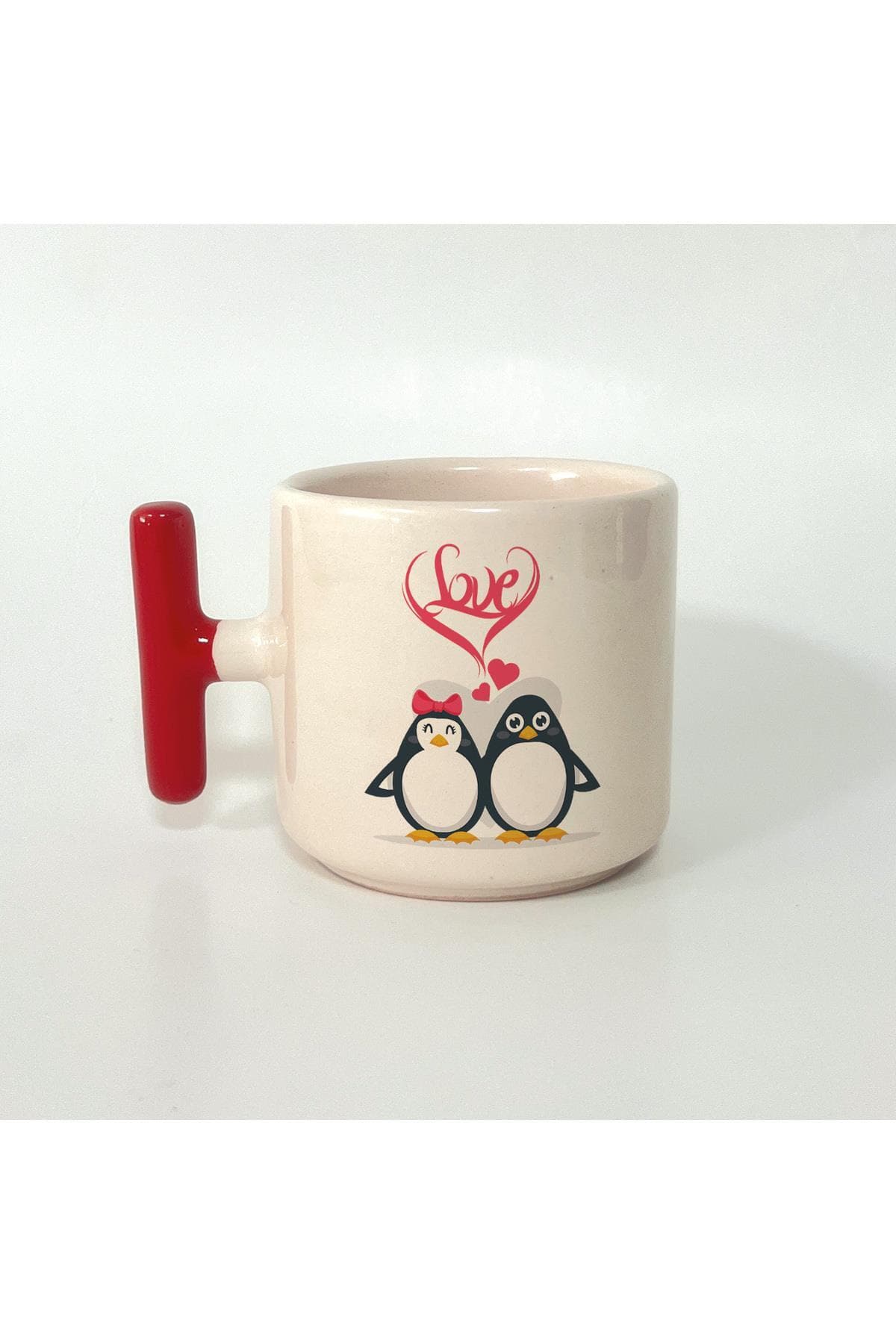 Fiyonklu Sevgili Penguenler Love Yazılı Kırmızı Kulplu T Kupa