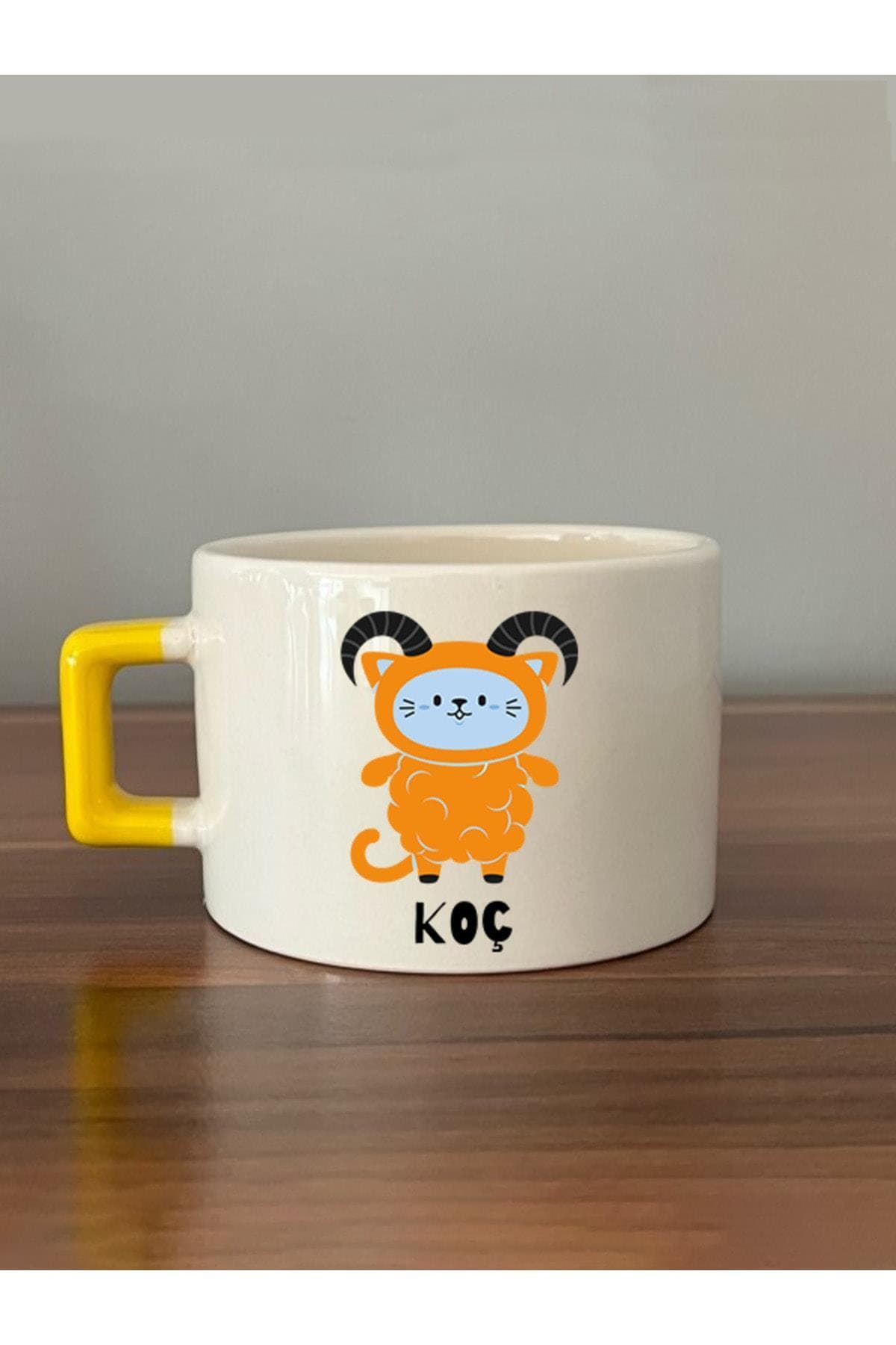 Koç Burcu Ve Onla Alakalı Komik Açıklama Baskılı Sarı Kulplu Kare Espresso Fincanı