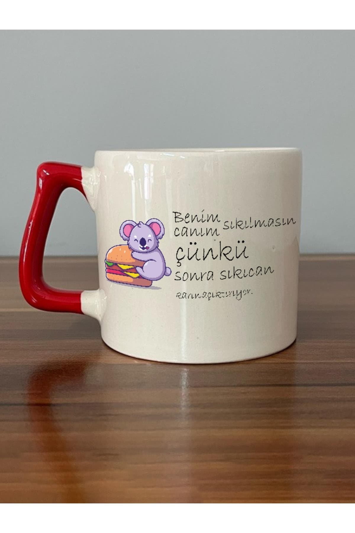 Hamburgerine Sarılmış Sevimli Koala Figürlü 'Sonra Sıkıcan' Yazılı Kırmızı Kulplu Prime Kupa
