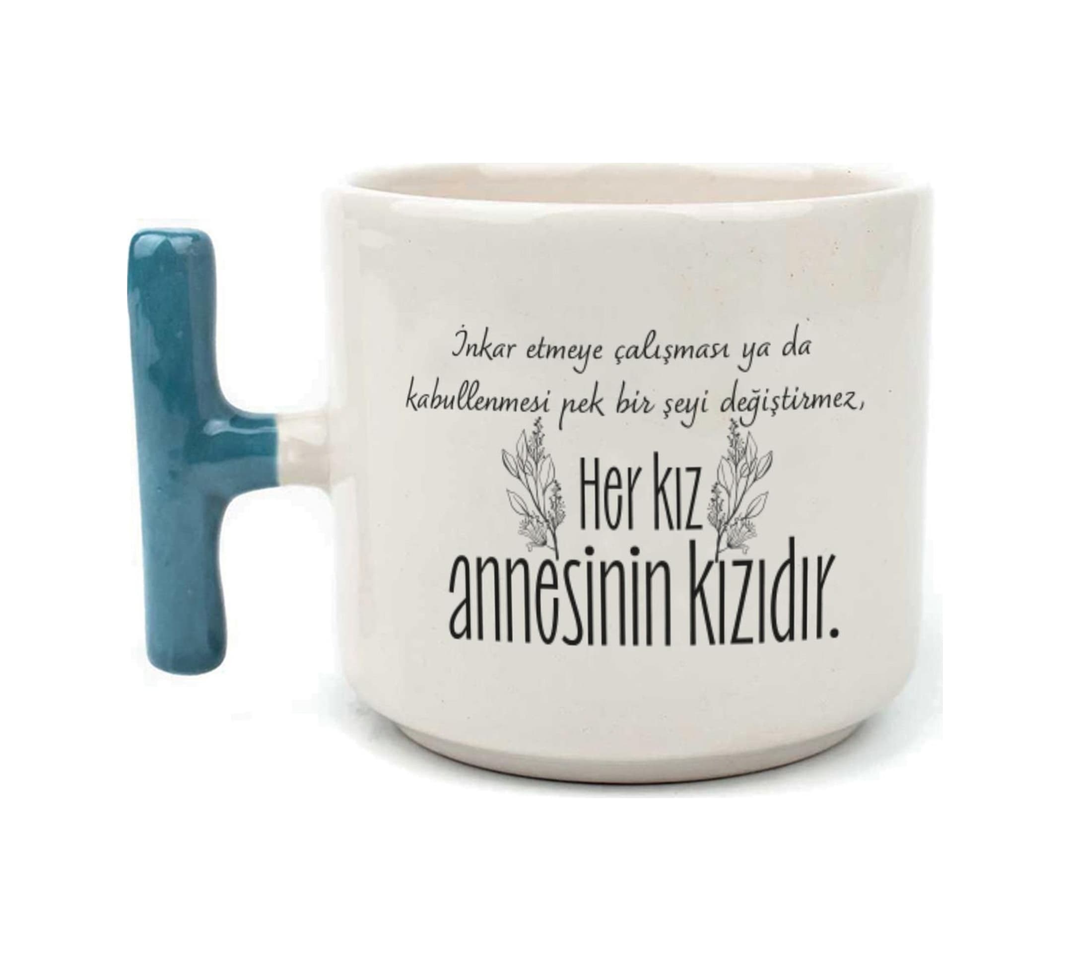 Her Kız Annesinin Kızıdır Baskılı Mavi Kulplu T Kupa