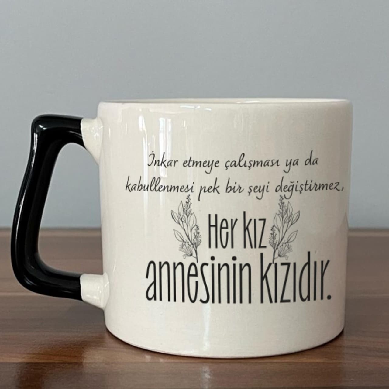 Her Kız Annesinin Kızıdır Baskılı Siyah Kulplu Prime Kupa