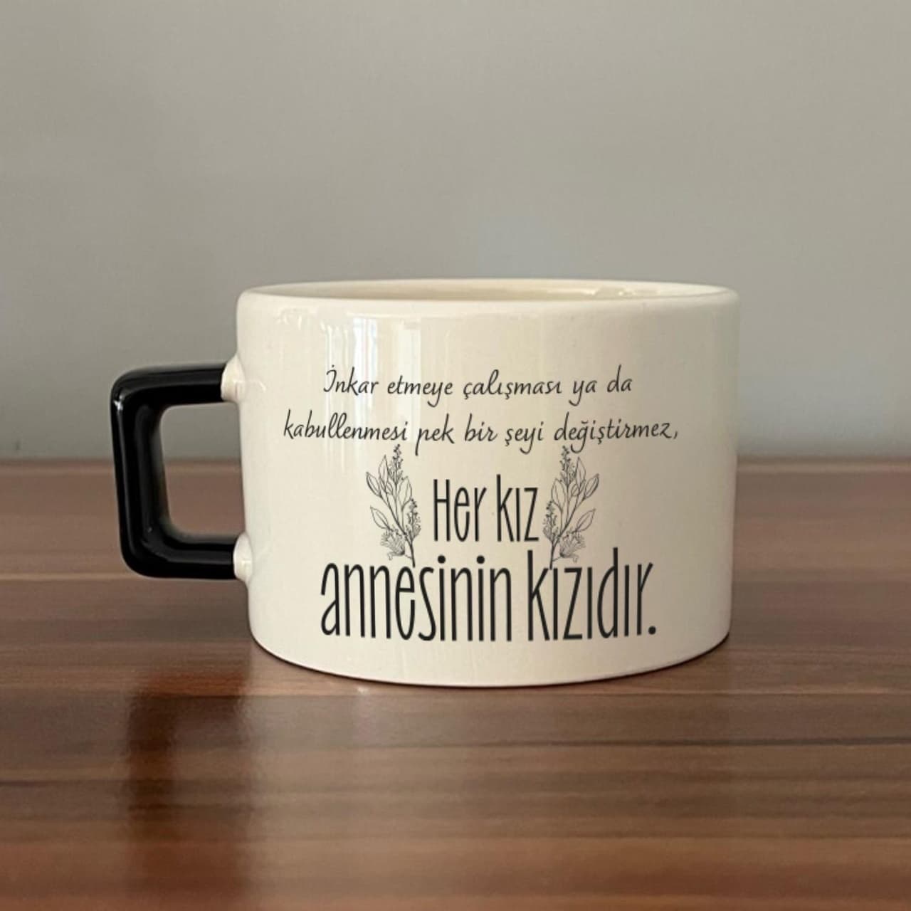 Her Kız Annesinin Kızıdır Baskılı Siyah Kulplu Kare Espresso Fincanı