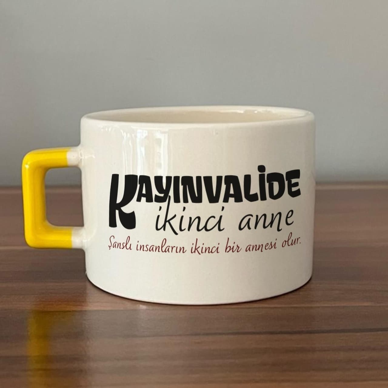 Kayınvalide İkinci Anne Baskılı Sarı Kulplu Kare Espresso Fincanı