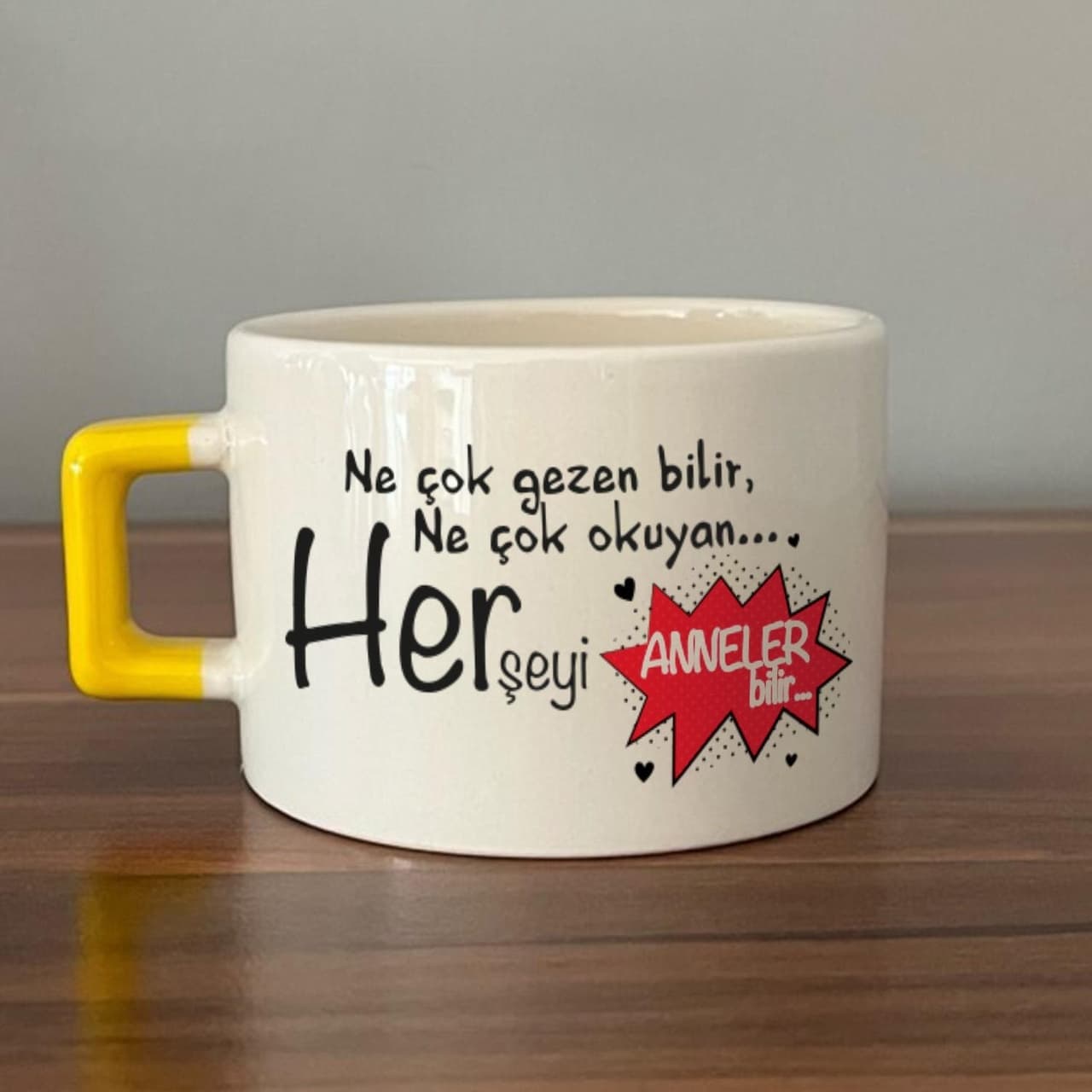 Ne Çok Gezen Bilir Ne Çok Okuyan Baskılı Sarı Kulplu Kare Espresso Fincanı