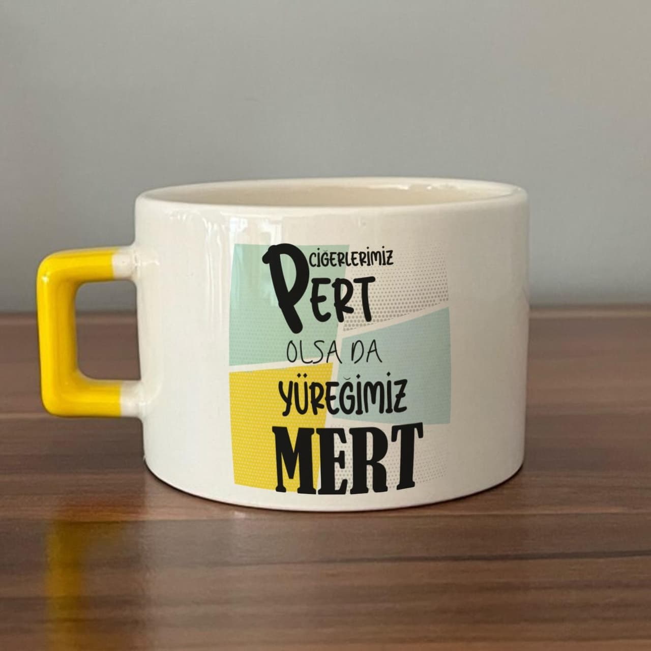 Ciğerlerimiz Pert Olsa Da Yüreğimiz Mert Baskılı Sarı Kulplu Kare Espresso Fincanı