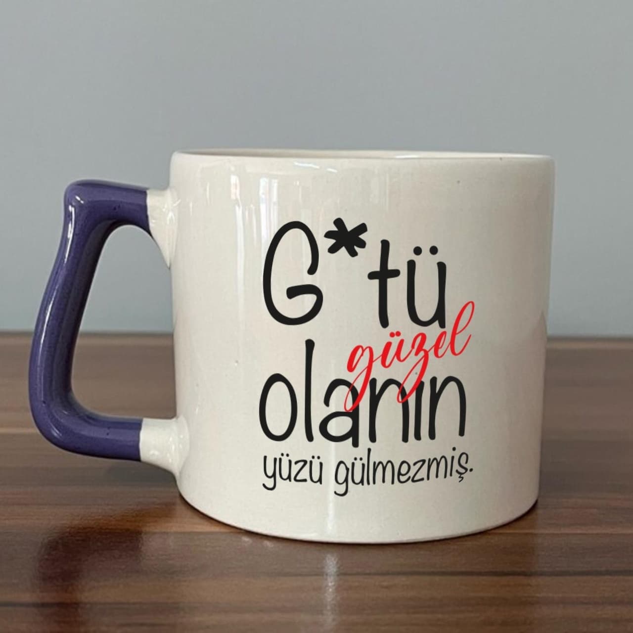 G Tü Güzel Olanın Yüzü Gülmezmiş Baskılı Mor Kulplu Prime Kupa