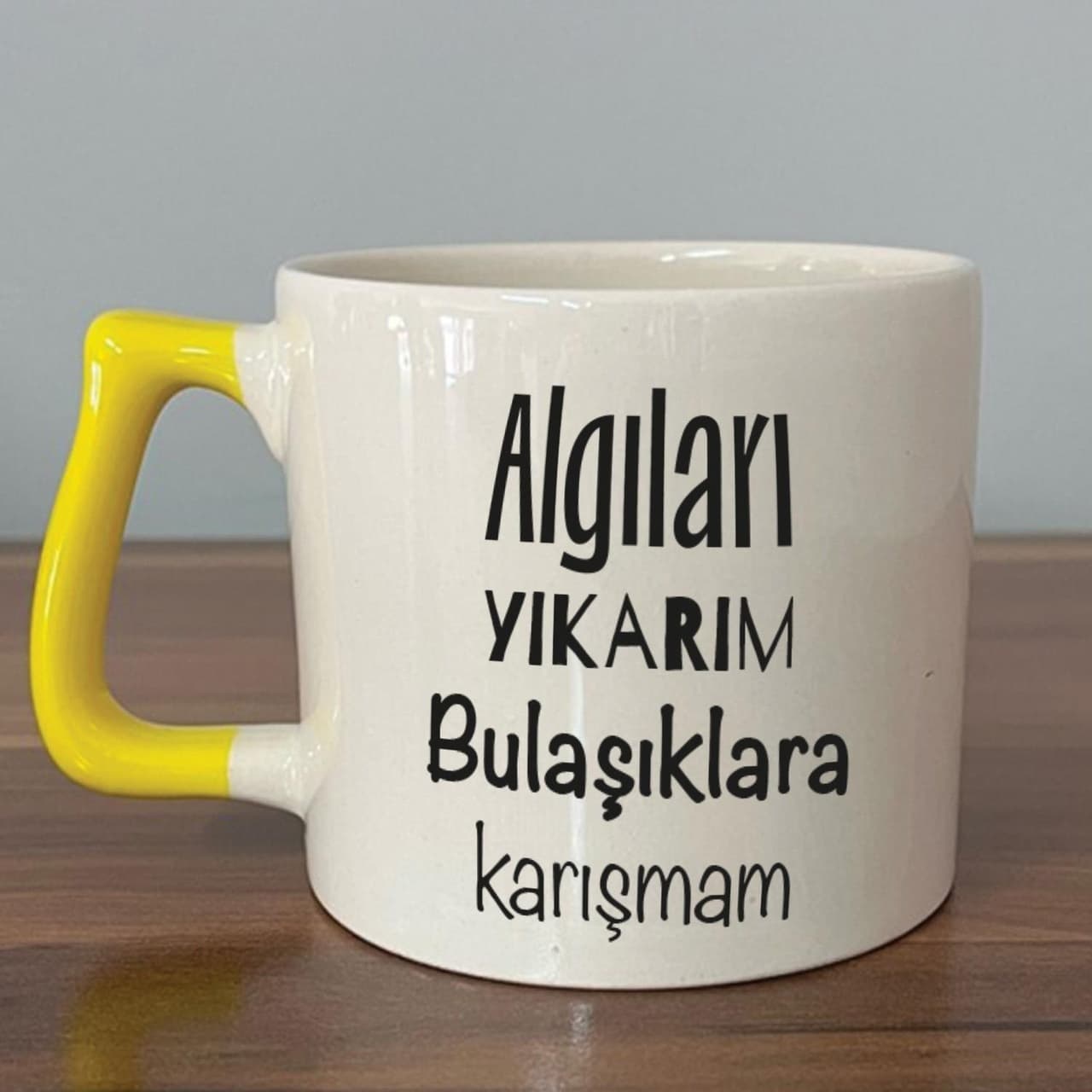 Algıları Yıkarım Bulaşıklara Karışmam Baskılı Sarı Kulplu Prime Kupa