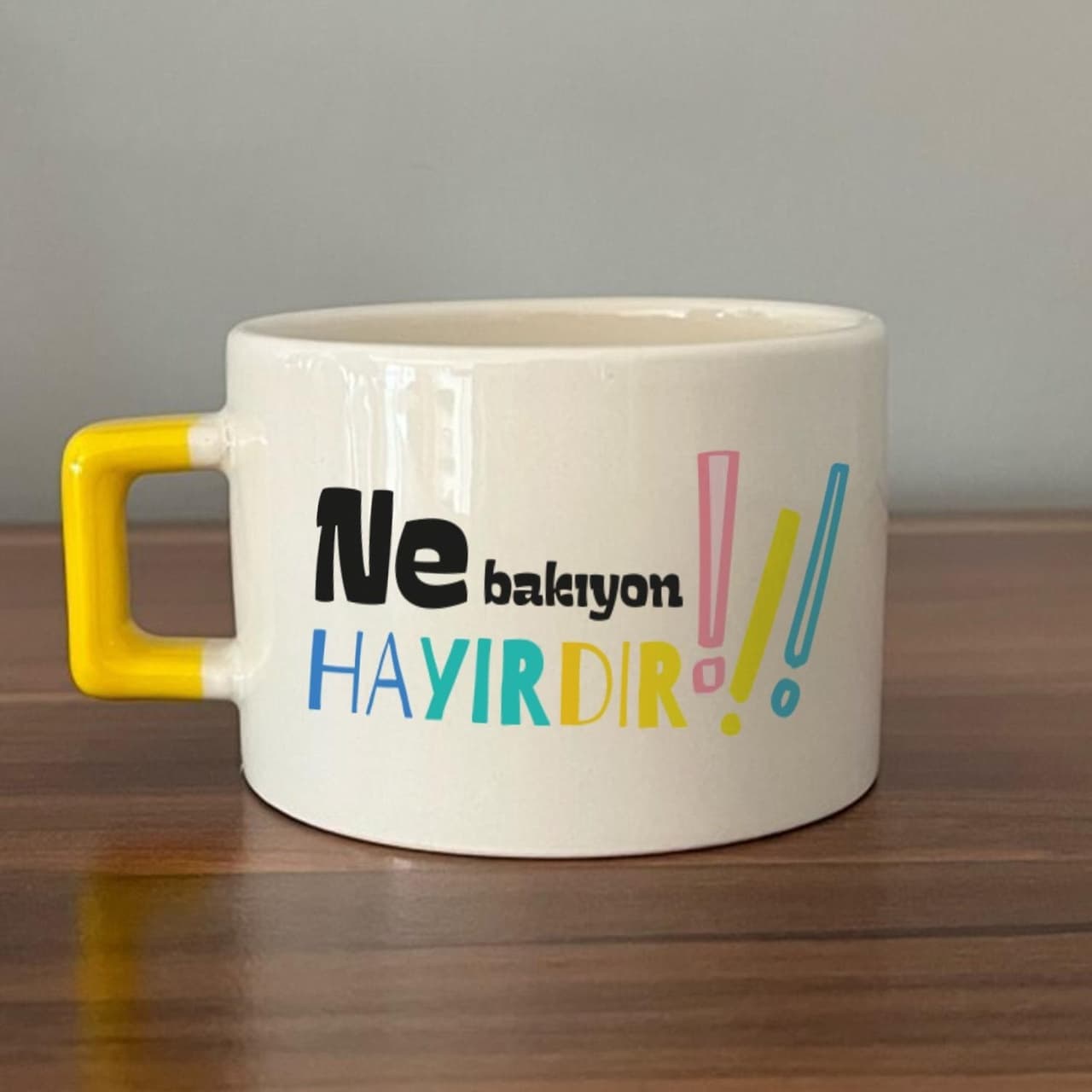 Ne Bakıyon Hayırdır Baskılı Sarı Kulplu Kare Espresso Fincanı