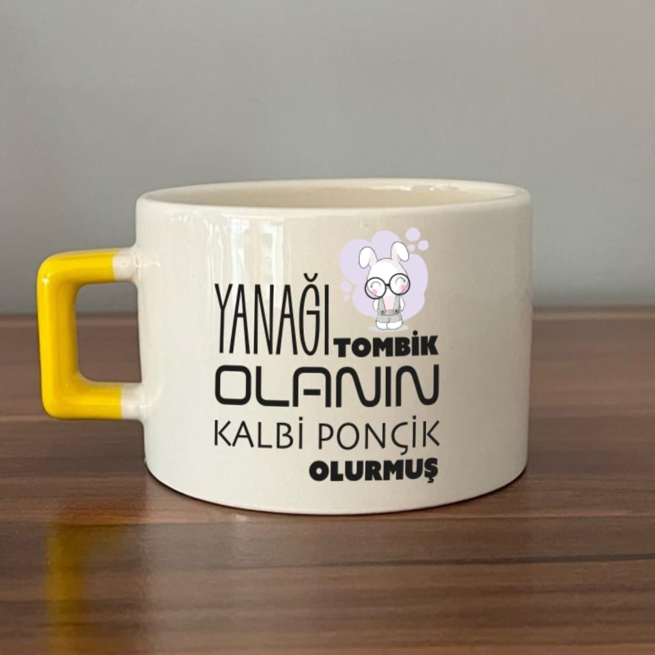 Yanağı Tombik Olanın Baskılı Sarı Kulplu Kare Espresso Fincanı