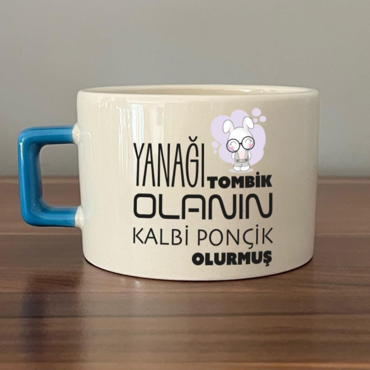 Yanağı Tombik Olanın Baskılı Mavi Kulplu Kare Espresso Fincanı