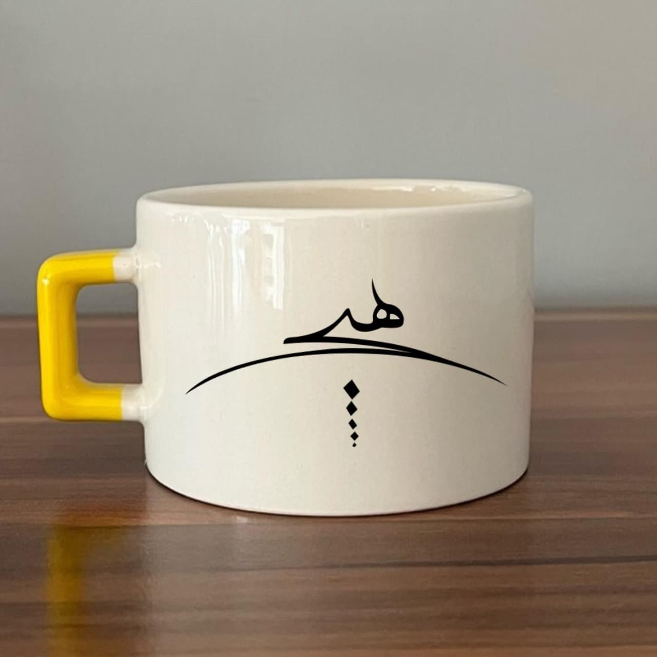 Hiçlik Sembolü Baskılı Sarı Kulplu Kare Espresso Fincanı