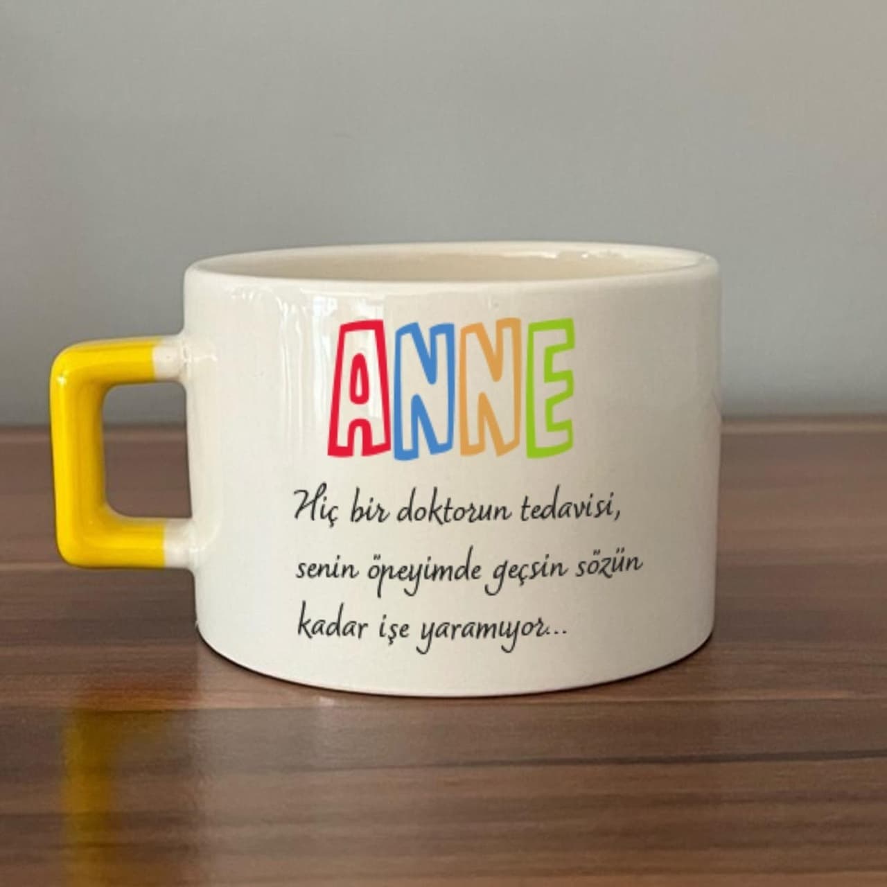 Anne Hiç Bir Doktorun Tedavisi Baskılı Sarı Kulplu Kare Espresso Fincanı