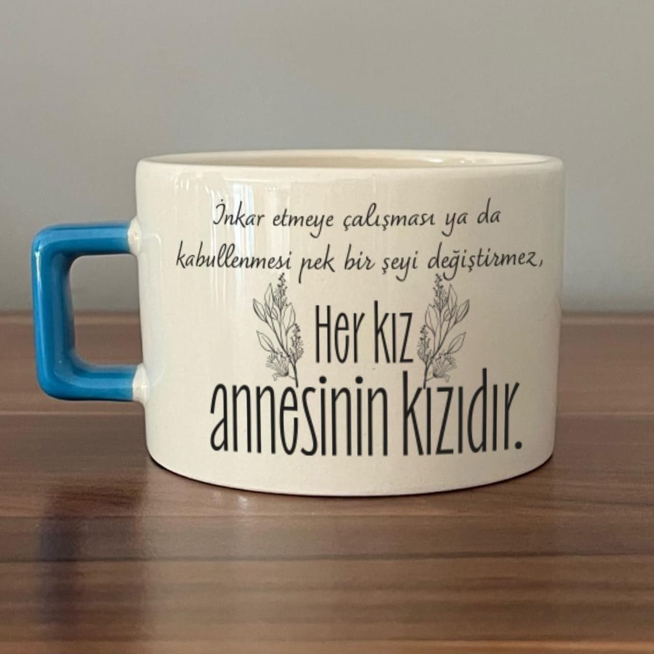Her Kız Annesinin Kızıdır Baskılı Mavi Kulplu Kare Espresso Fincanı