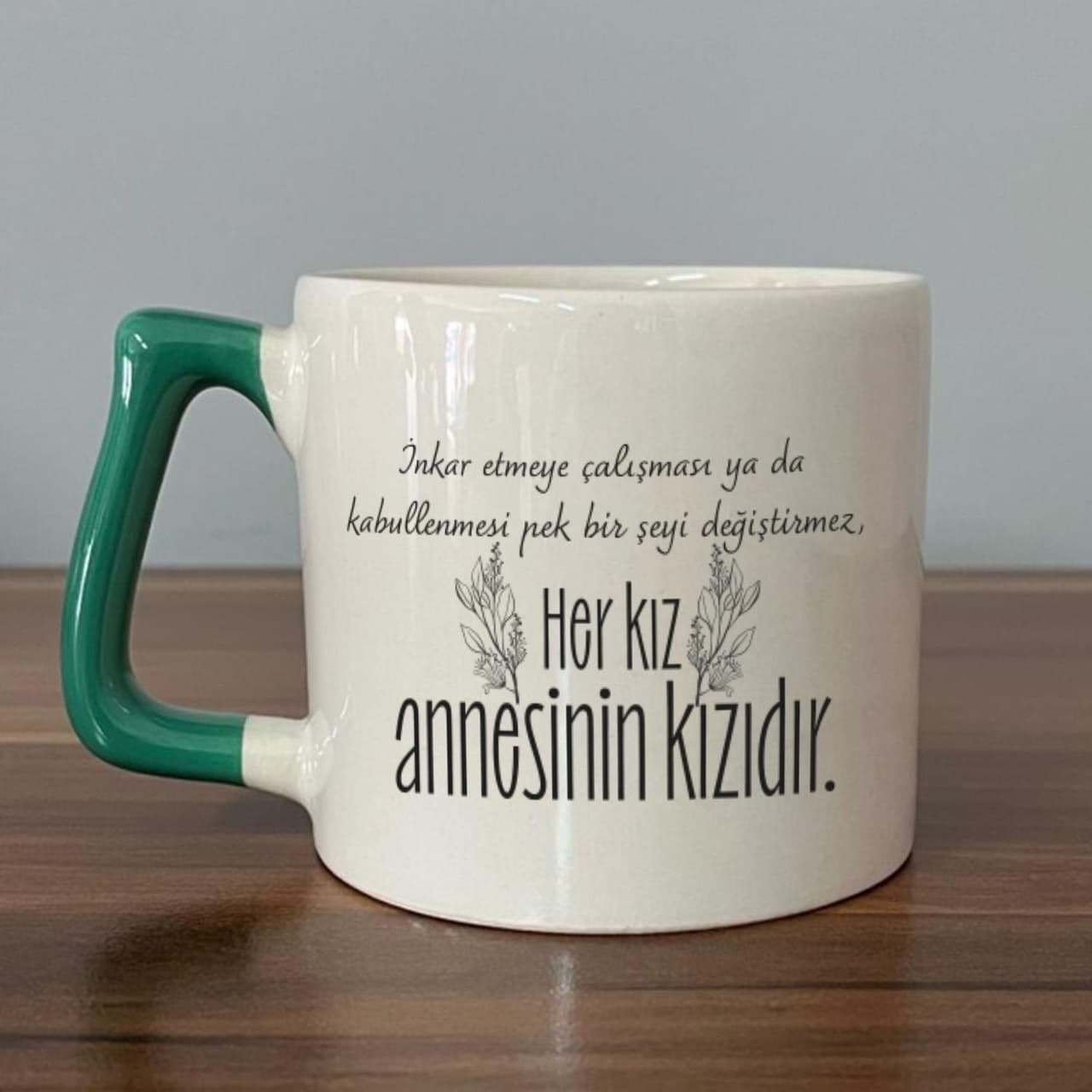 Her Kız Annesinin Kızıdır Baskılı Yeşil Kulplu Prime Kupa
