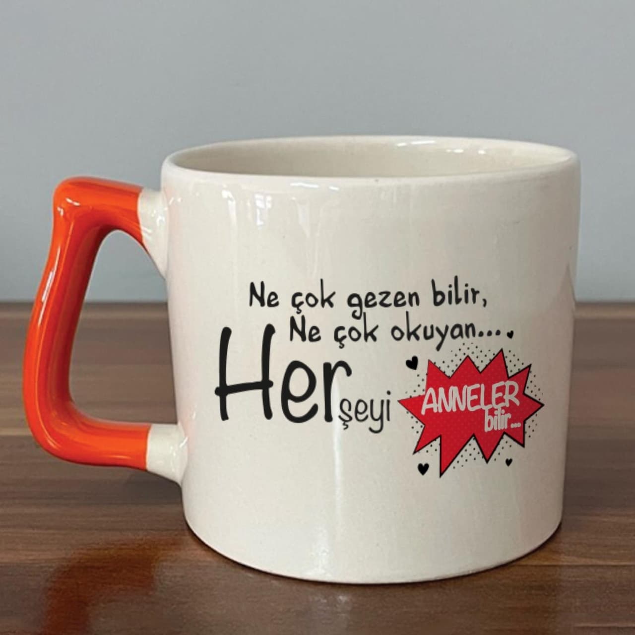 Ne Çok Gezen Bilir Ne Çok Okuyan Baskılı Turuncu Kulplu Prime Kupa