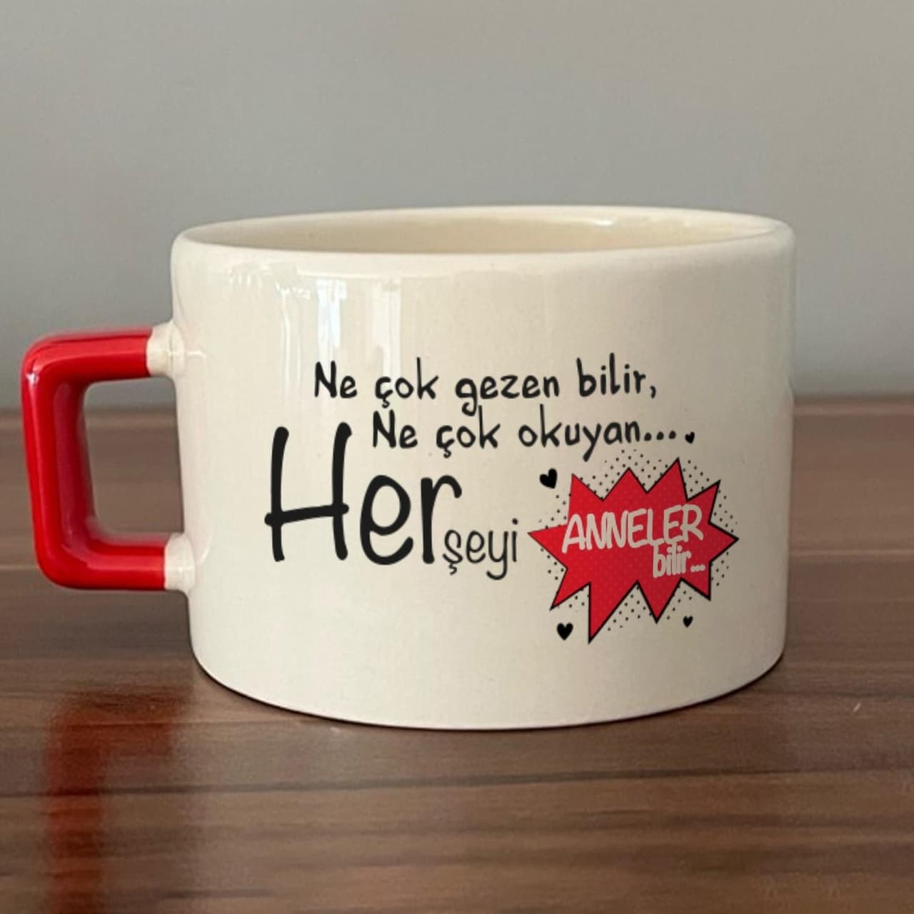 Ne Çok Gezen Bilir Ne Çok Okuyan Baskılı Kırmızı Kulplu Kare Espresso Fincanı
