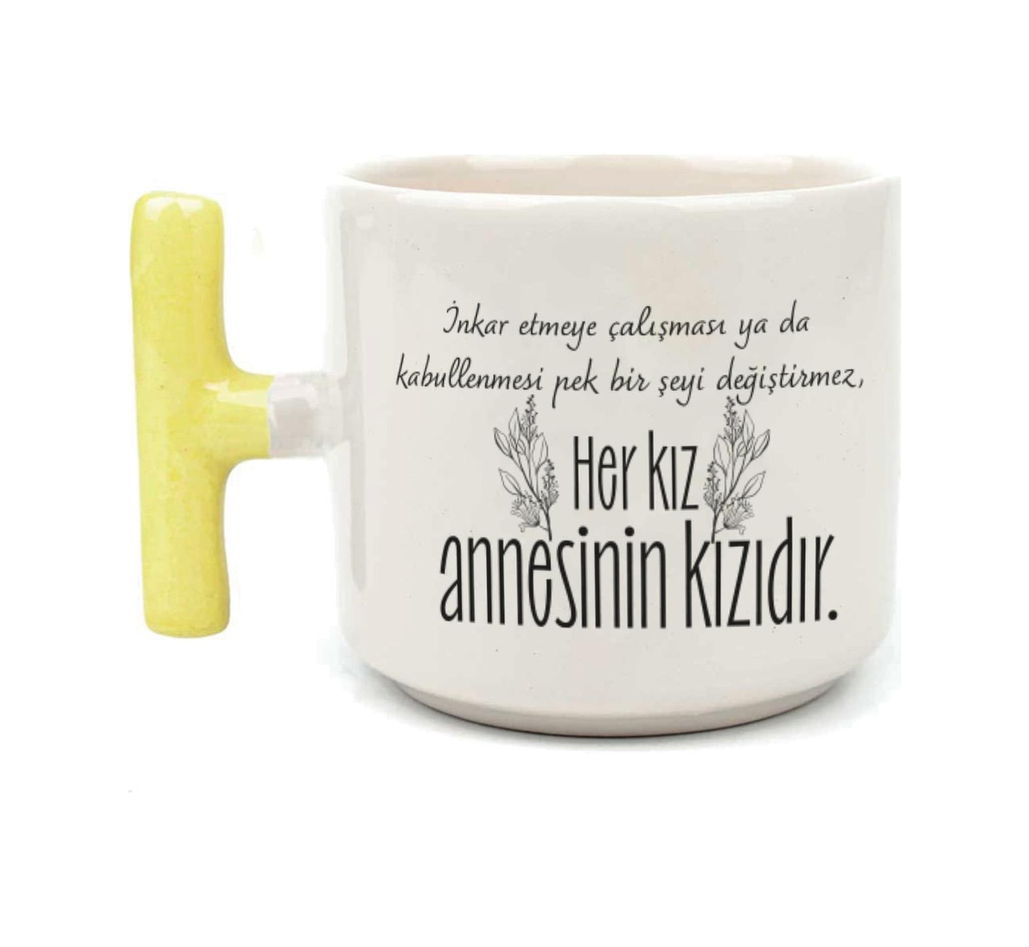 Her Kız Annesinin Kızıdır Baskılı Sarı Kulplu T Kupa