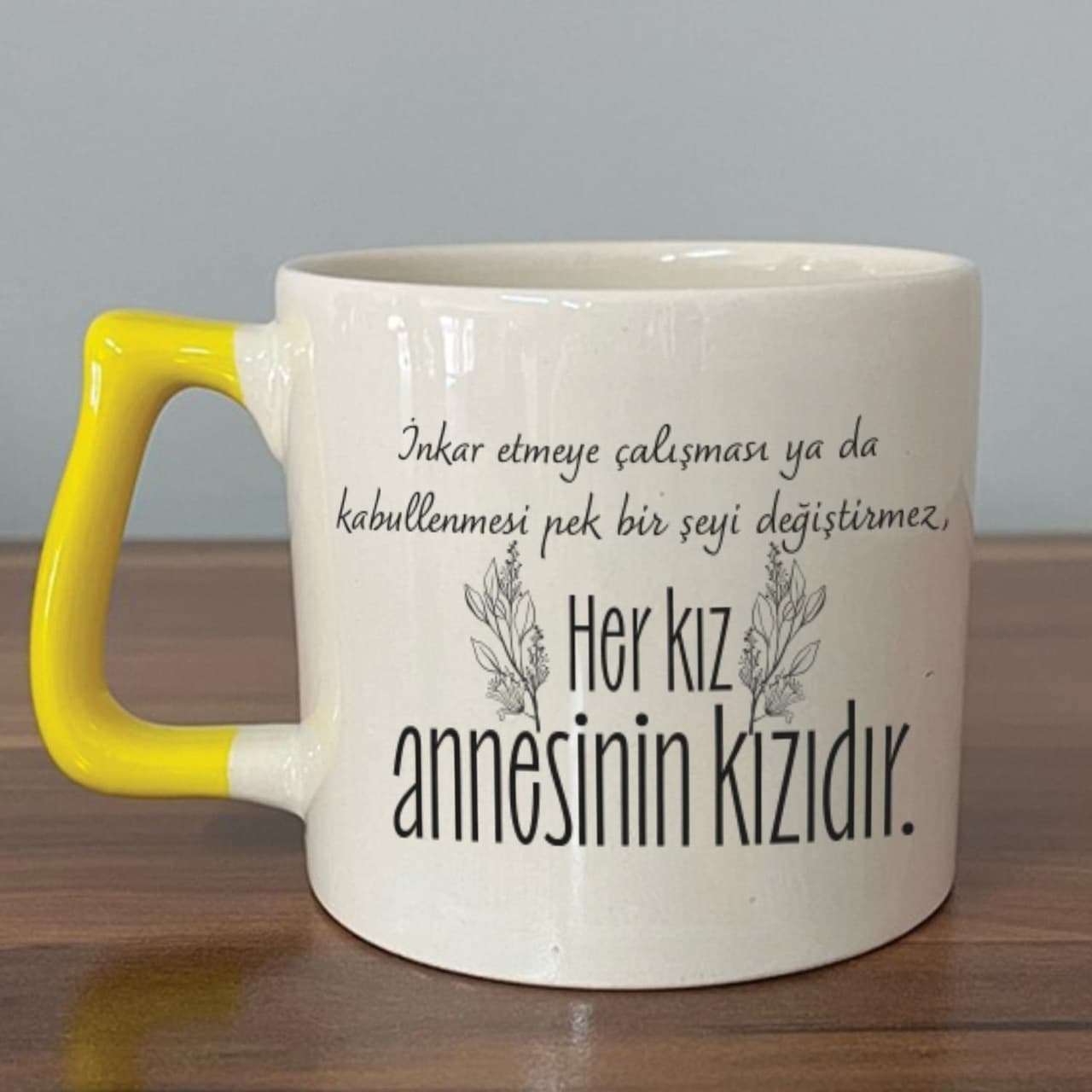 Her Kız Annesinin Kızıdır Baskılı Sarı Kulplu Prime Kupa