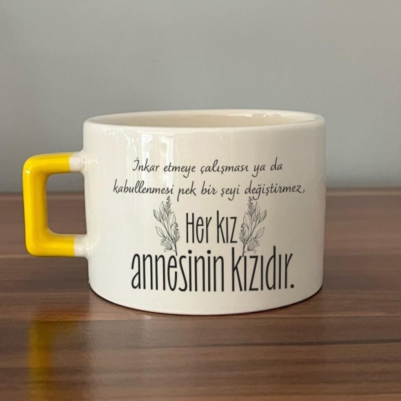 Her Kız Annesinin Kızıdır Baskılı Sarı Kulplu Kare Espresso Fincanı