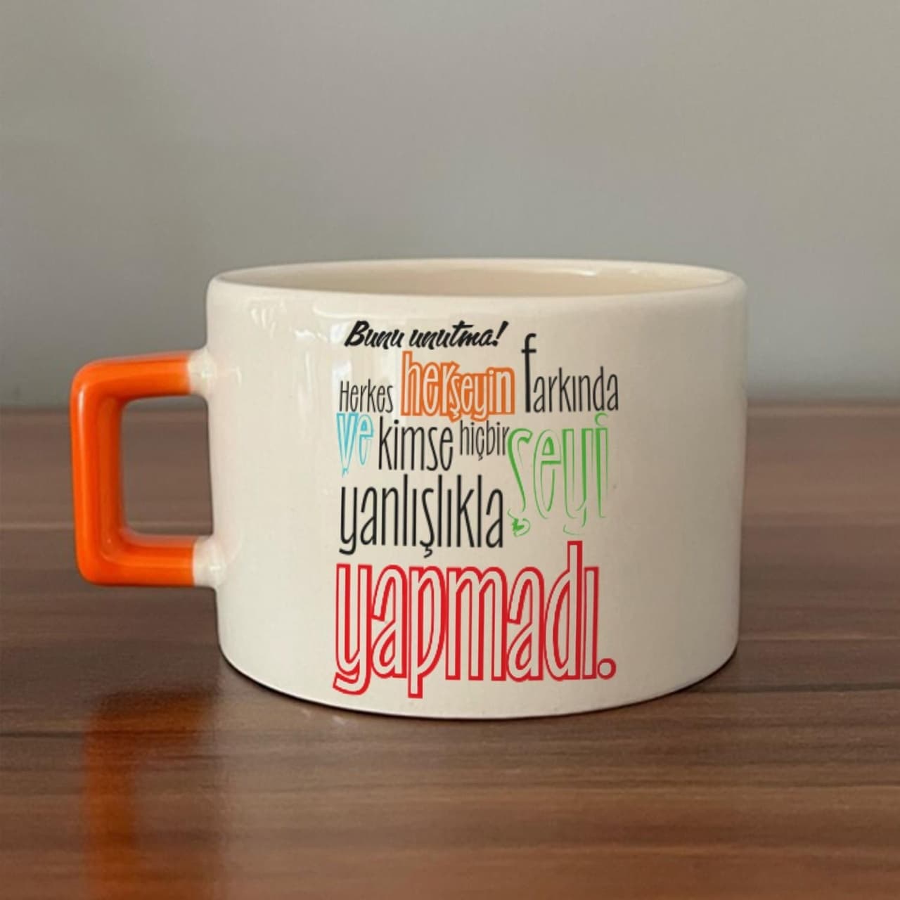Bunu Unutma Herkes Herşeyin Farkında Baskılı Turuncu Kulplu Kare Espresso Fincanı
