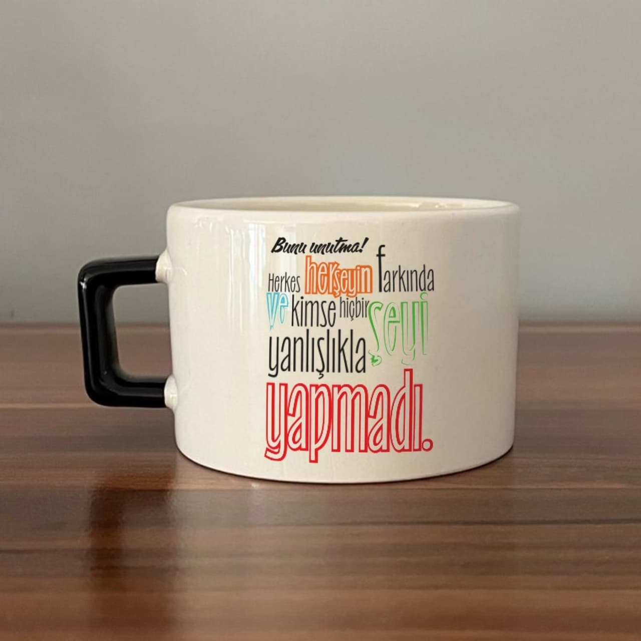 Bunu Unutma Herkes Herşeyin Farkında Baskılı Siyah Kulplu Kare Espresso Fincanı