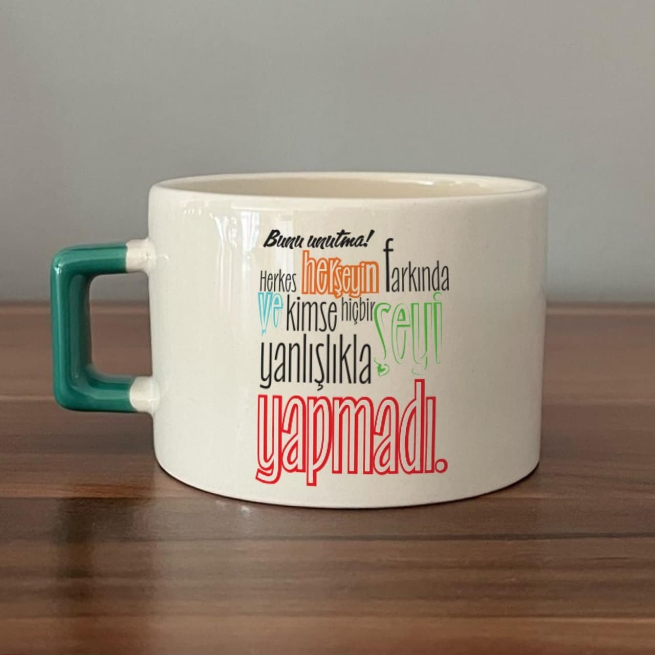 Bunu Unutma Herkes Herşeyin Farkında Baskılı Yeşil Kulplu Kare Espresso Fincanı