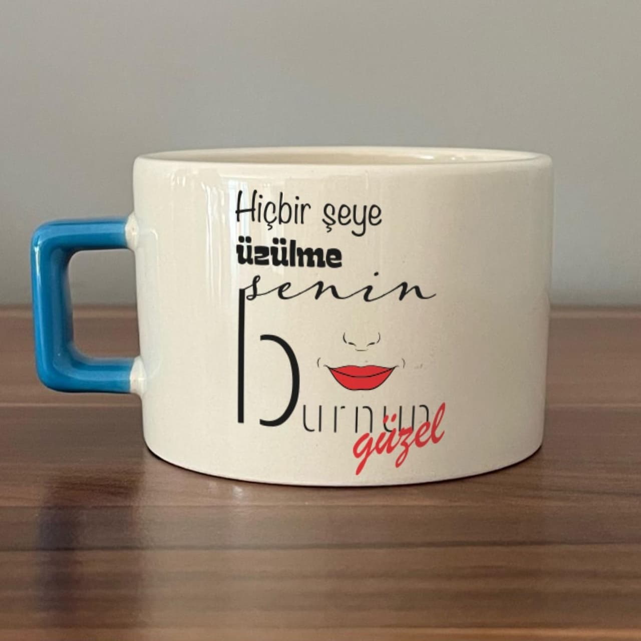 Hiçbir Şeye Üzülme Senin Burnun Güzel Baskılı Mavi Kulplu Kare Espresso Fincanı