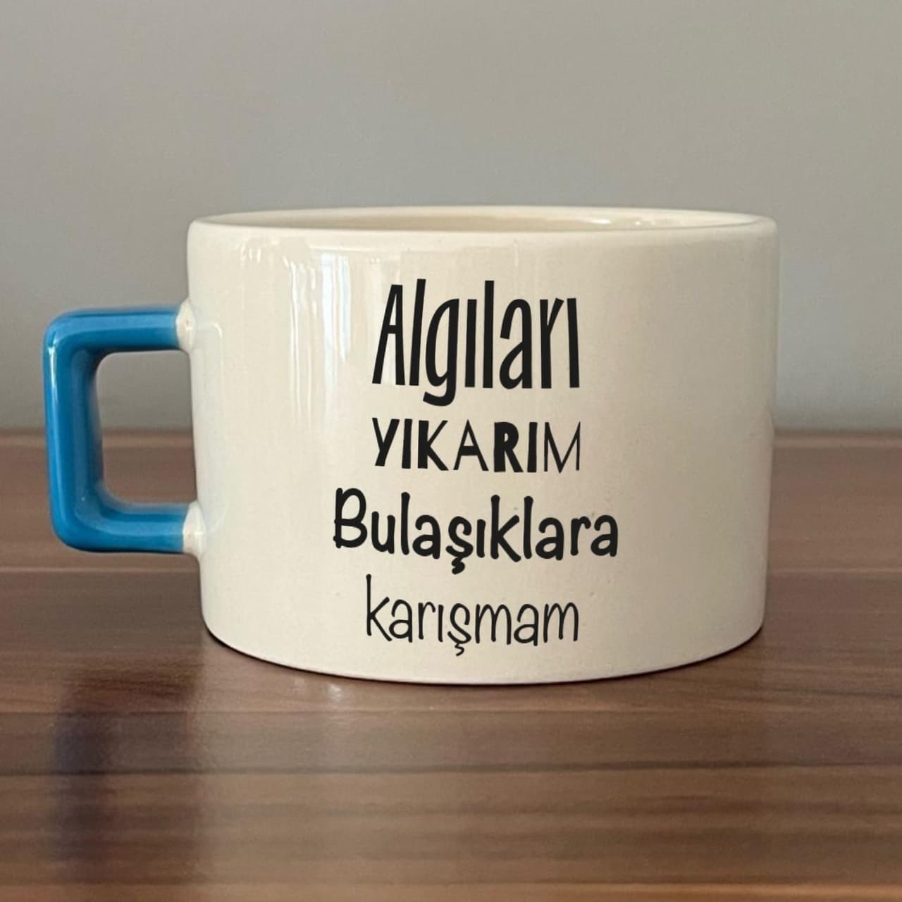 Algıları Yıkarım Bulaşıklara Karışmam Baskılı Mavi Kulplu Kare Espresso Fincanı