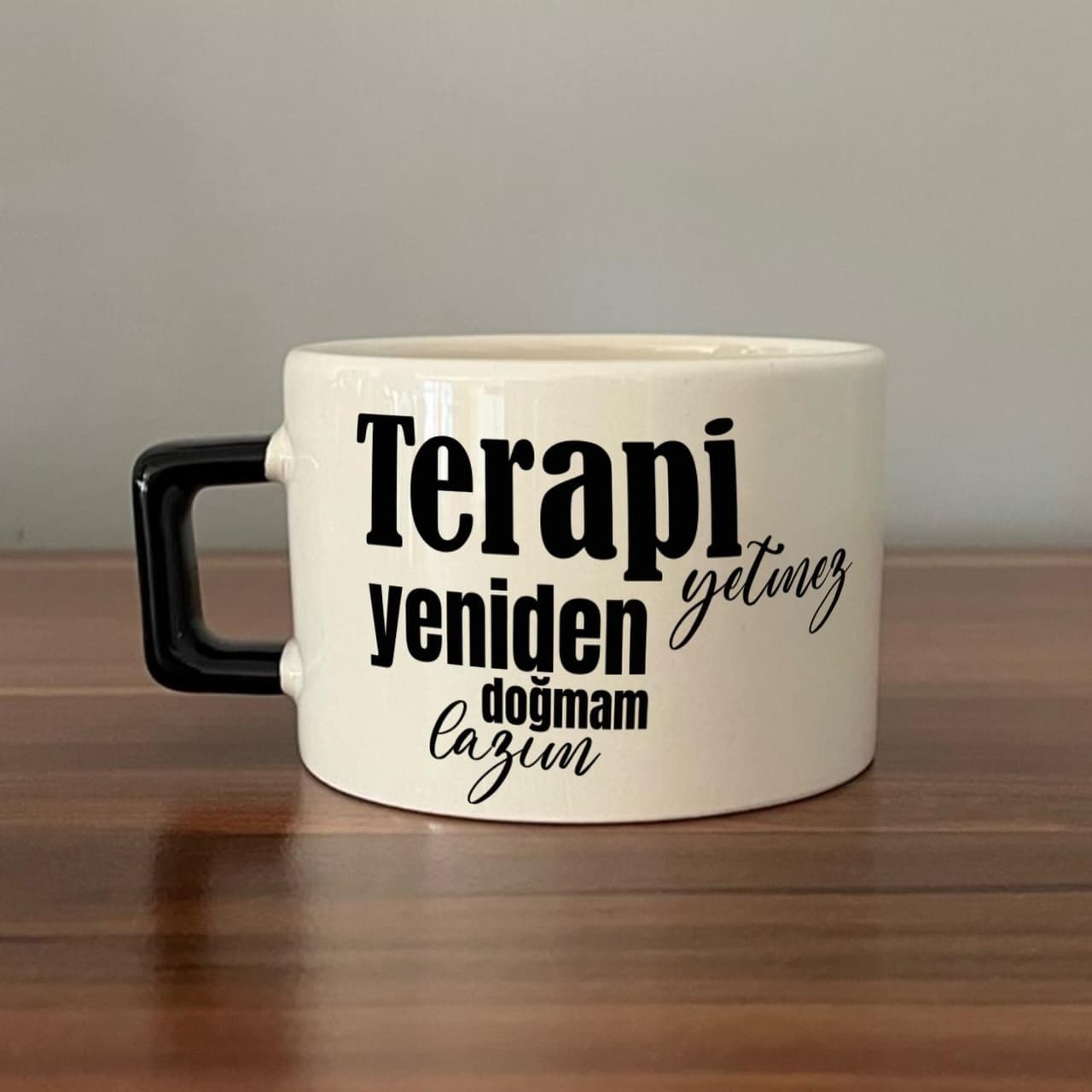 Terapi Yetmez Yeniden Doğmam Lazım Baskılı Siyah Kulplu Kare Espresso Fincanı