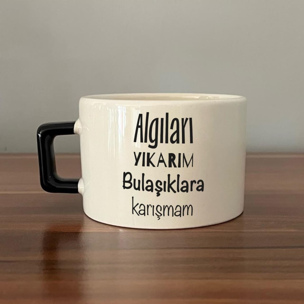 Algıları Yıkarım Bulaşıklara Karışmam Baskılı Siyah Kulplu Kare Espresso Fincanı