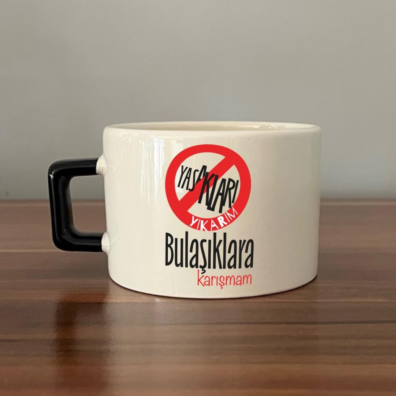 Yasakları Yıkarım Bulaşıklara Karışmam Baskılı Siyah Kulplu Kare Espresso Fincanı