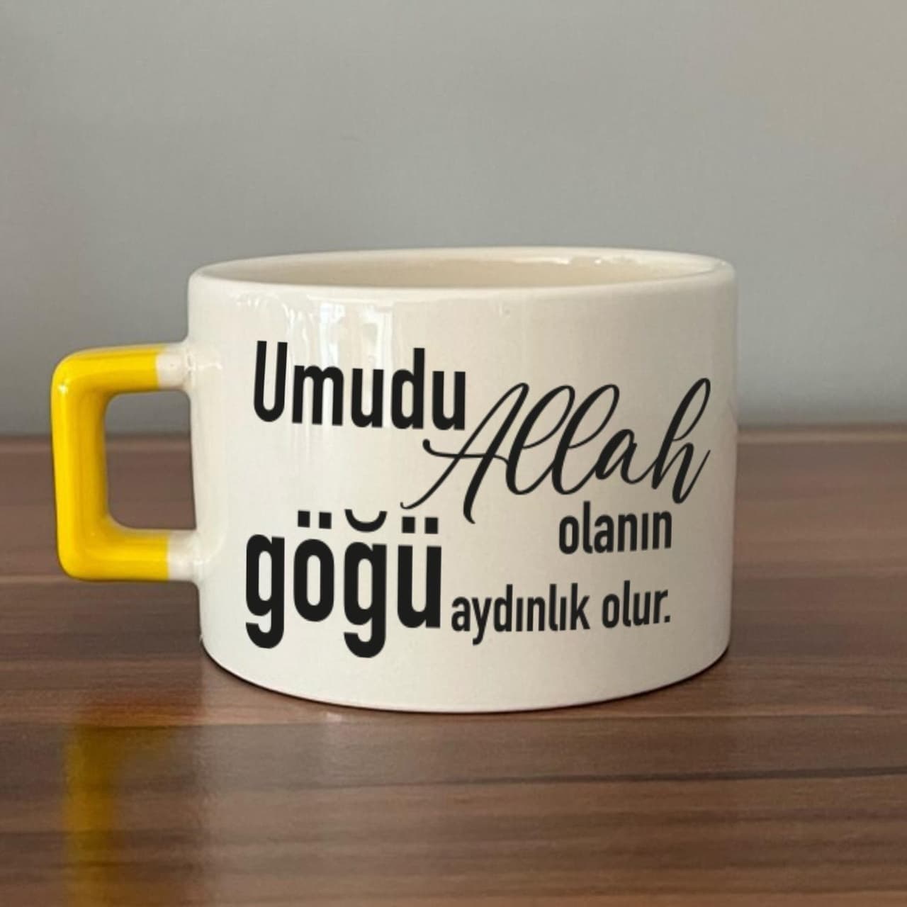 Umudu Allah Olanın Göğü Aydınlık Olur Baskılı Sarı Kulplu Kare Espresso Fincanı
