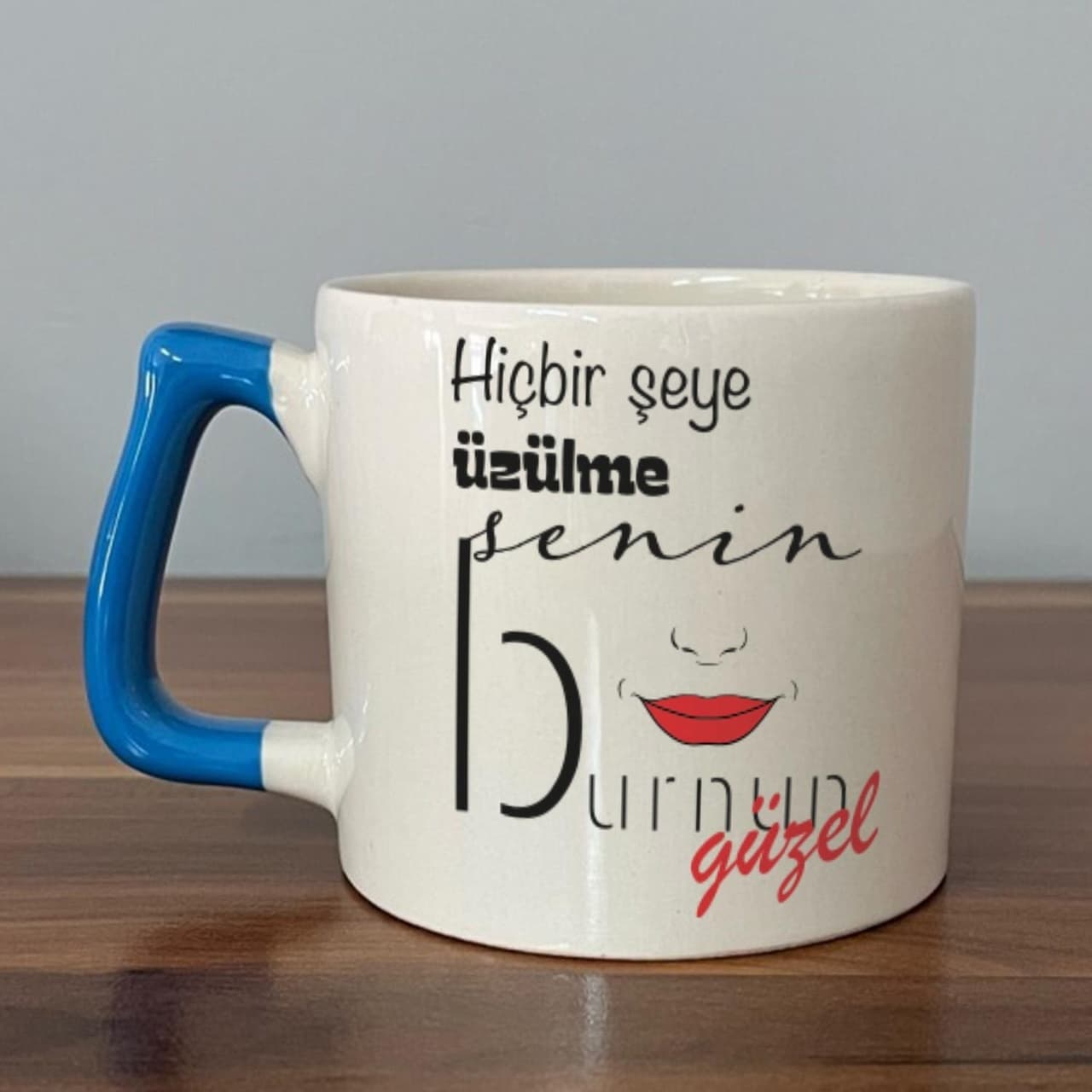 Hiçbir Şeye Üzülme Senin Burnun Güzel Baskılı Mavi Kulplu Prime Kupa