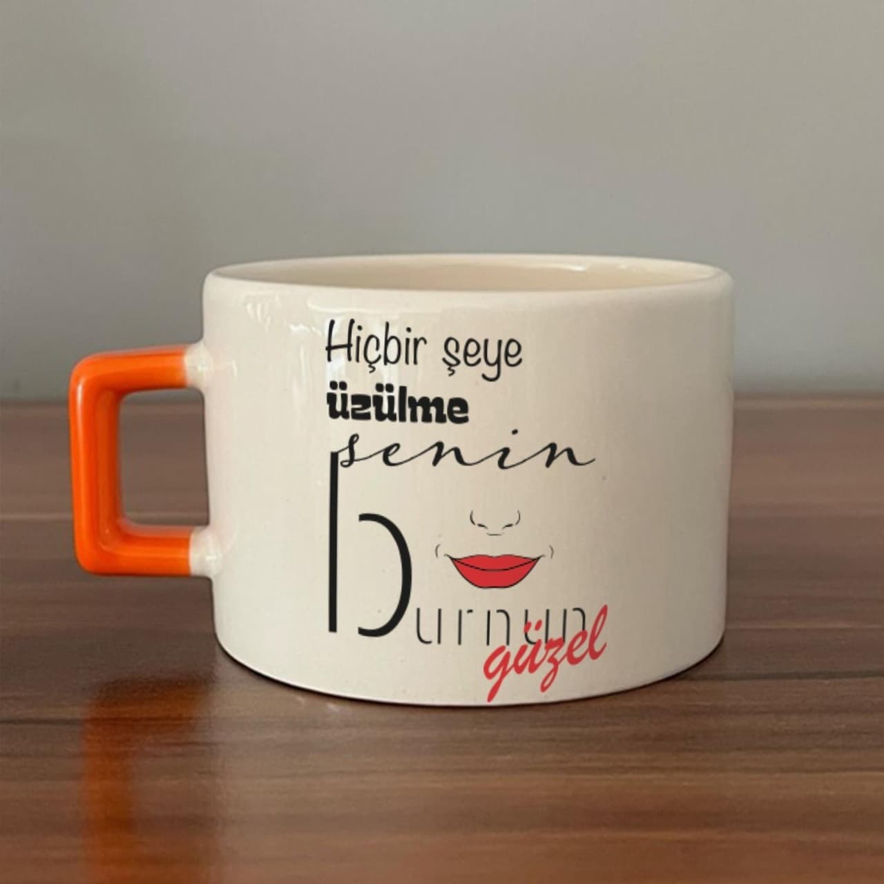 Hiçbir Şeye Üzülme Senin Burnun Güzel Baskılı Turuncu Kulplu Kare Espresso Fincanı