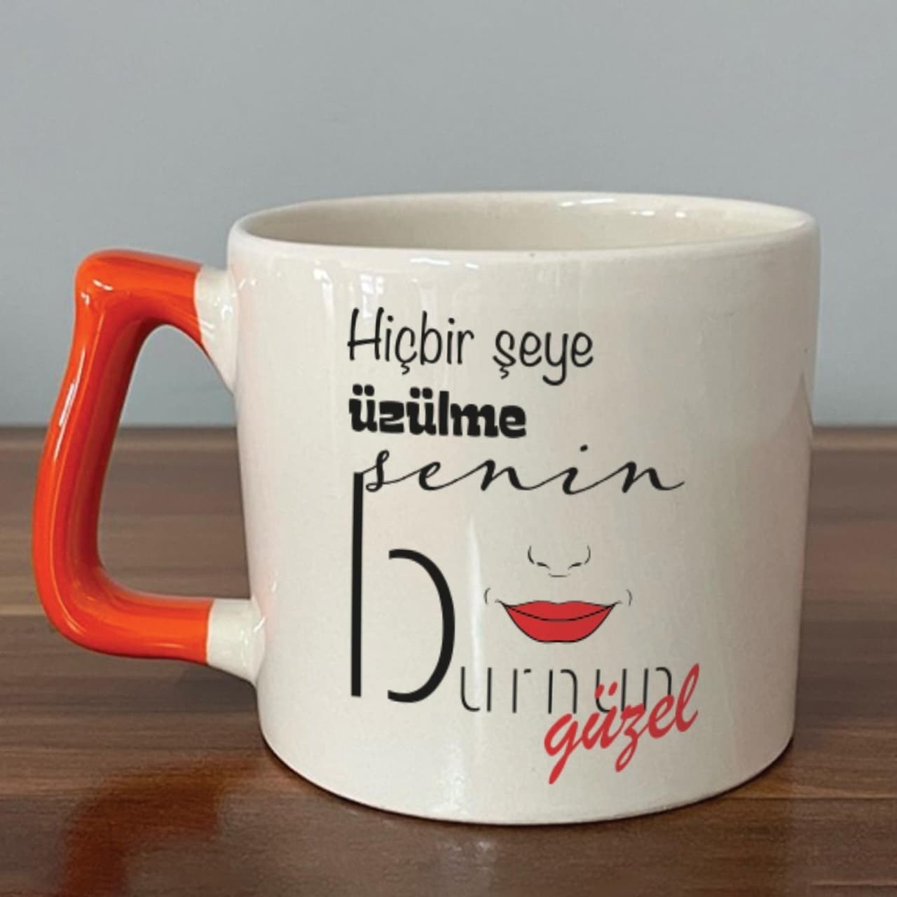 Hiçbir Şeye Üzülme Senin Burnun Güzel Baskılı Turuncu Kulplu Prime Kupa