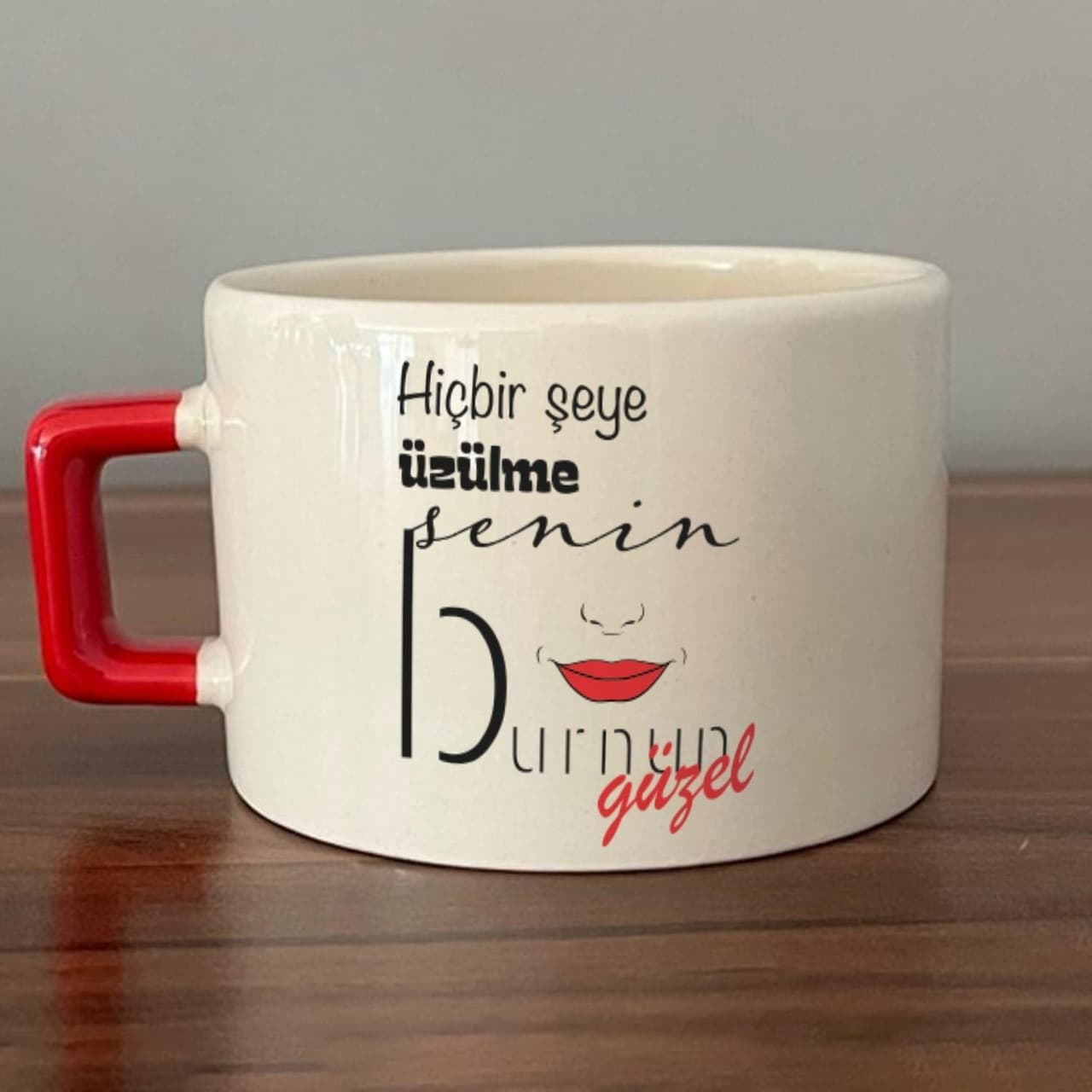 Hiçbir Şeye Üzülme Senin Burnun Güzel Baskılı Kırmızı Kulplu Kare Espresso Fincanı
