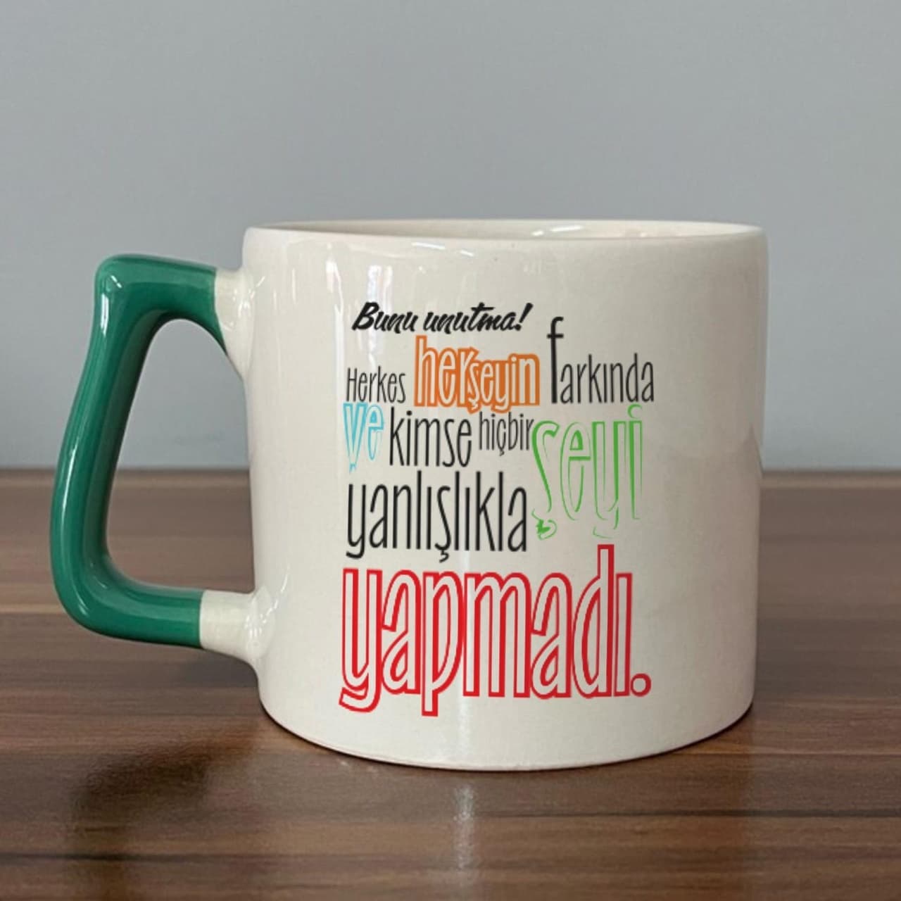 Bunu Unutma Herkes Herşeyin Farkında Baskılı Yeşil Kulplu Prime Kupa