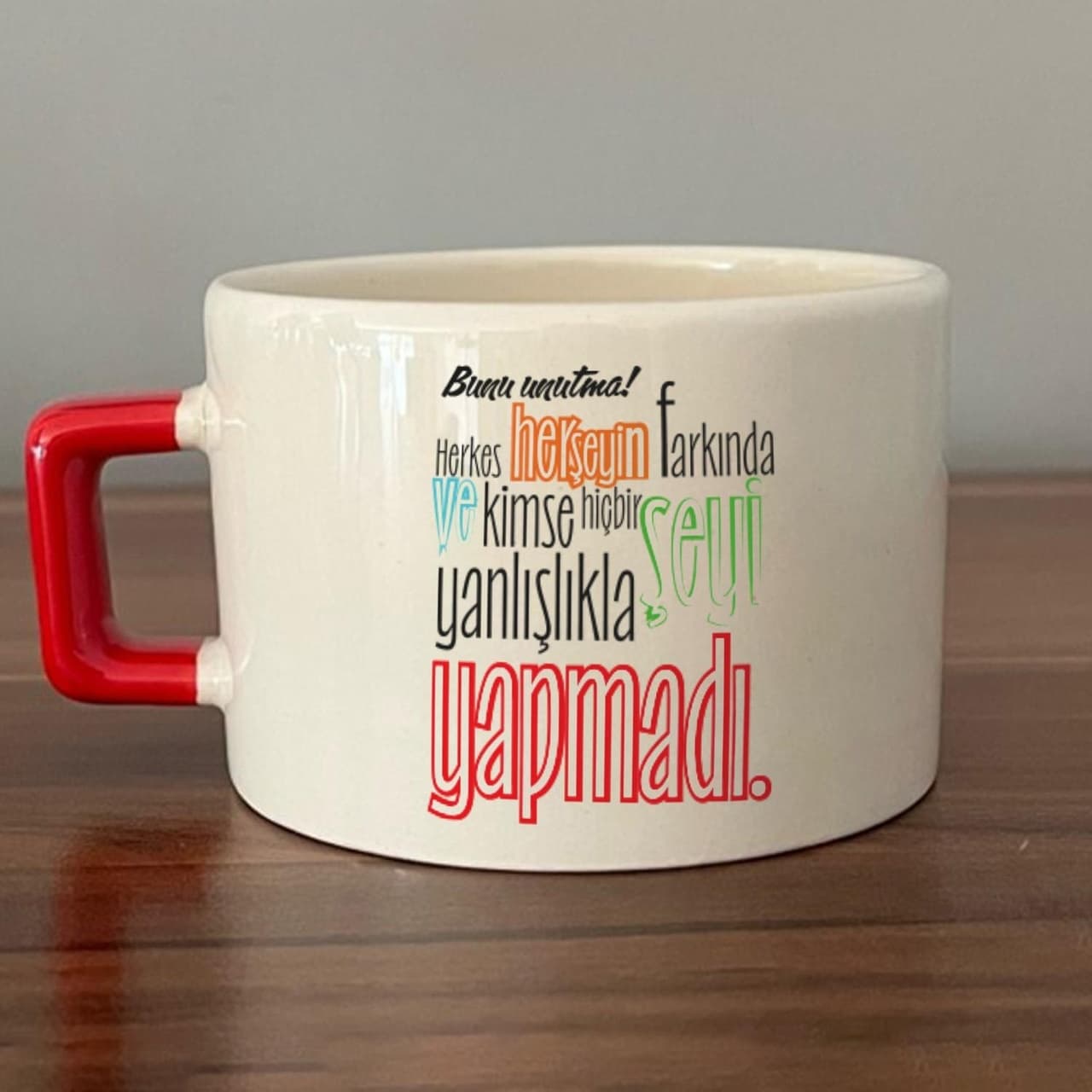 Bunu Unutma Herkes Herşeyin Farkında Baskılı Kırmızı Kulplu Kare Espresso Fincanı