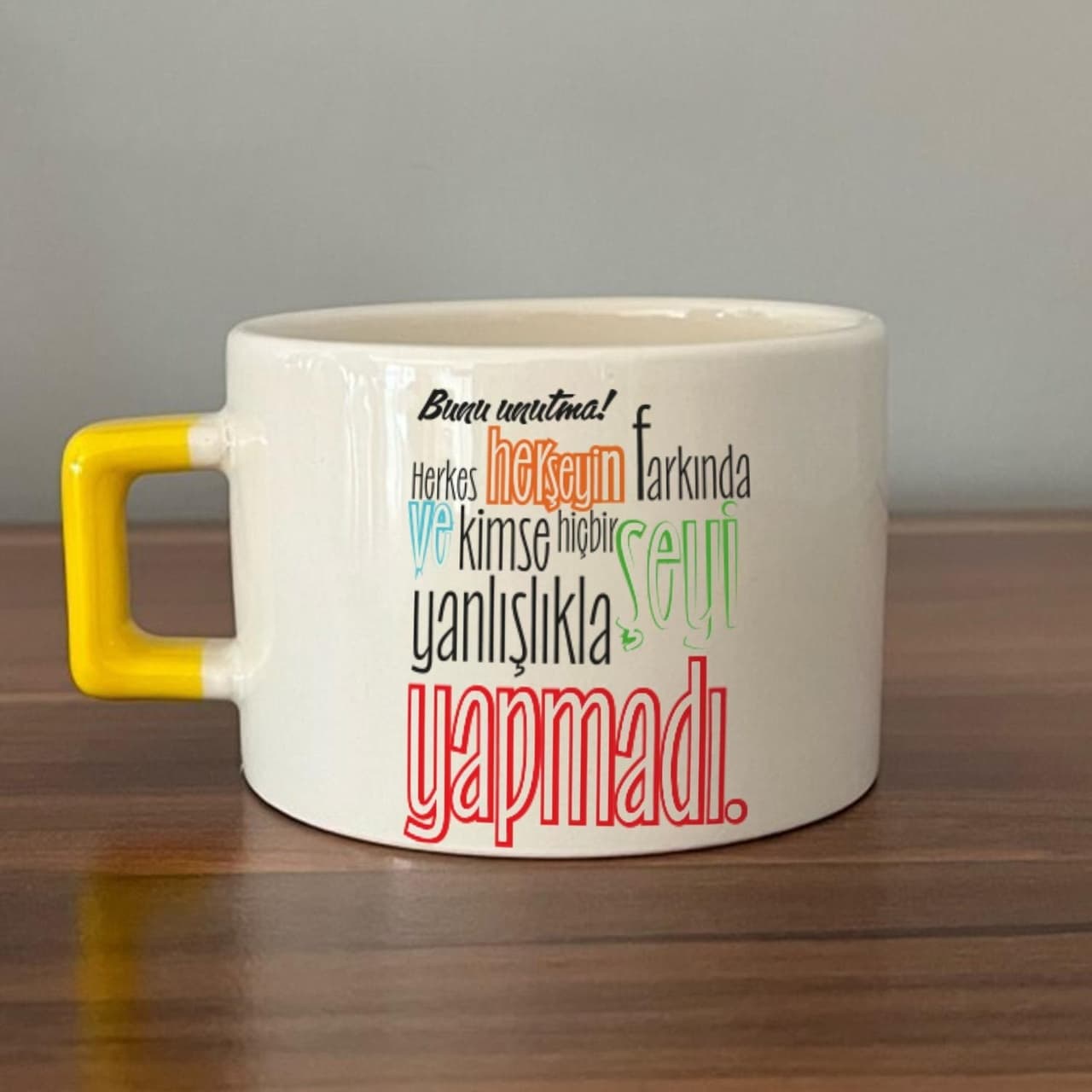 Bunu Unutma Herkes Herşeyin Farkında Baskılı Sarı Kulplu Kare Espresso Fincanı