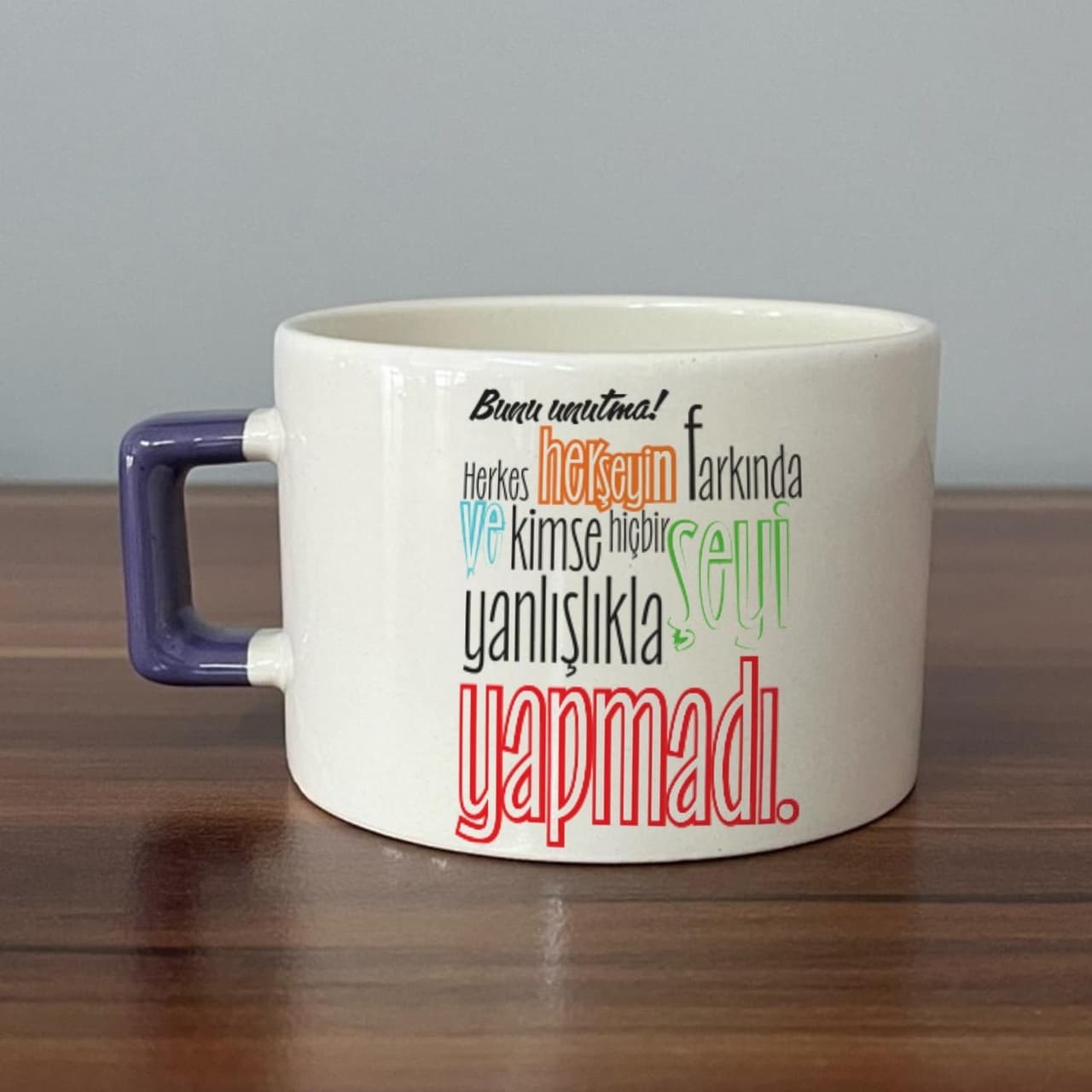 Bunu Unutma Herkes Herşeyin Farkında Baskılı Mor Kulplu Kare Espresso Fincanı