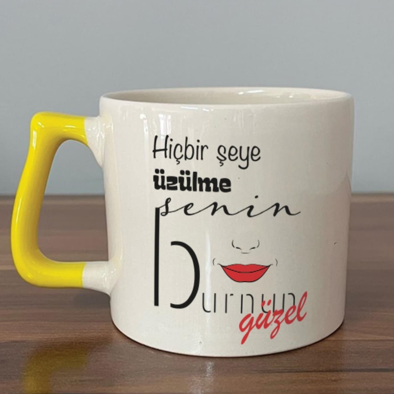 Hiçbir Şeye Üzülme Senin Burnun Güzel Baskılı Sarı Kulplu Prime Kupa