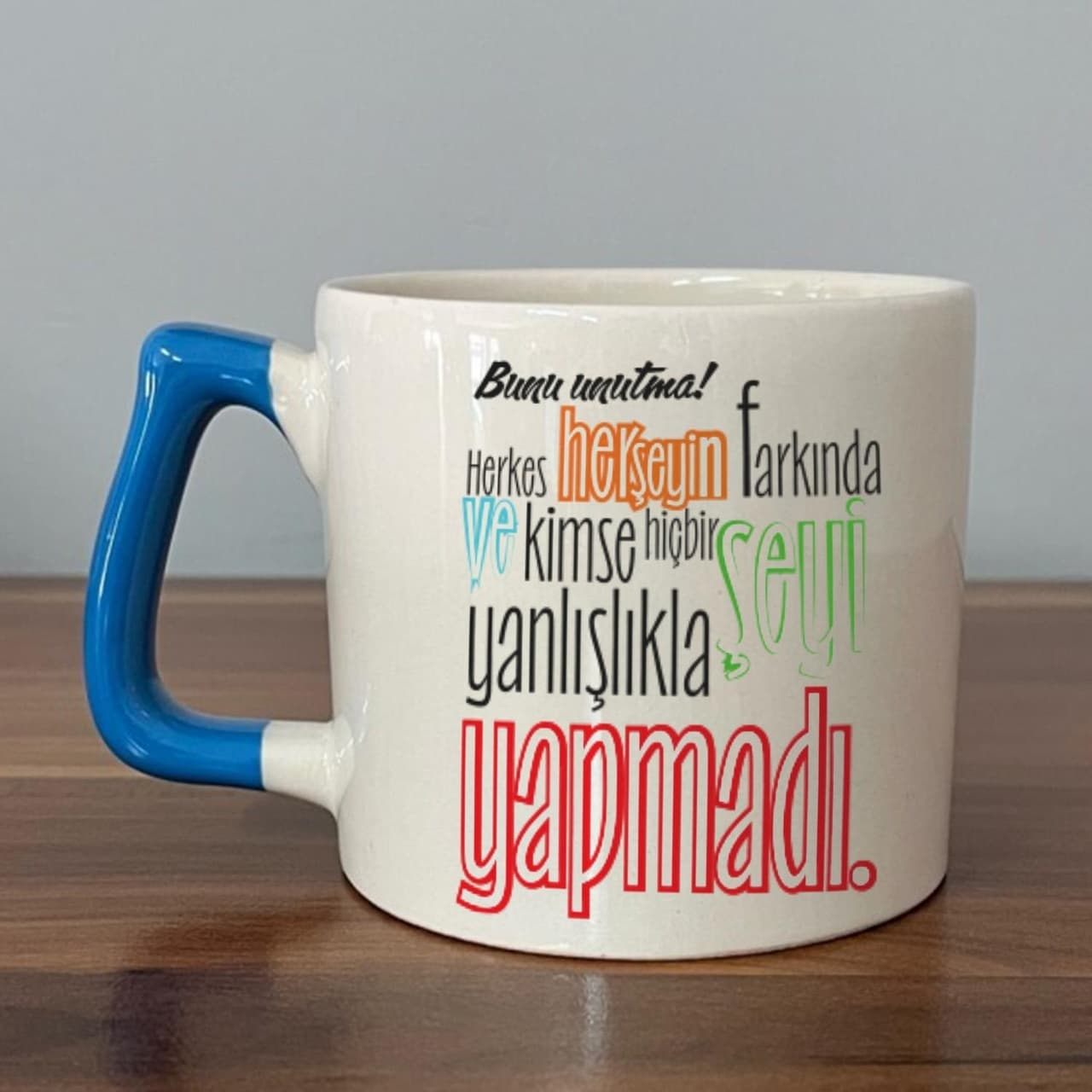 Bunu Unutma Herkes Herşeyin Farkında Baskılı Mavi Kulplu Prime Kupa