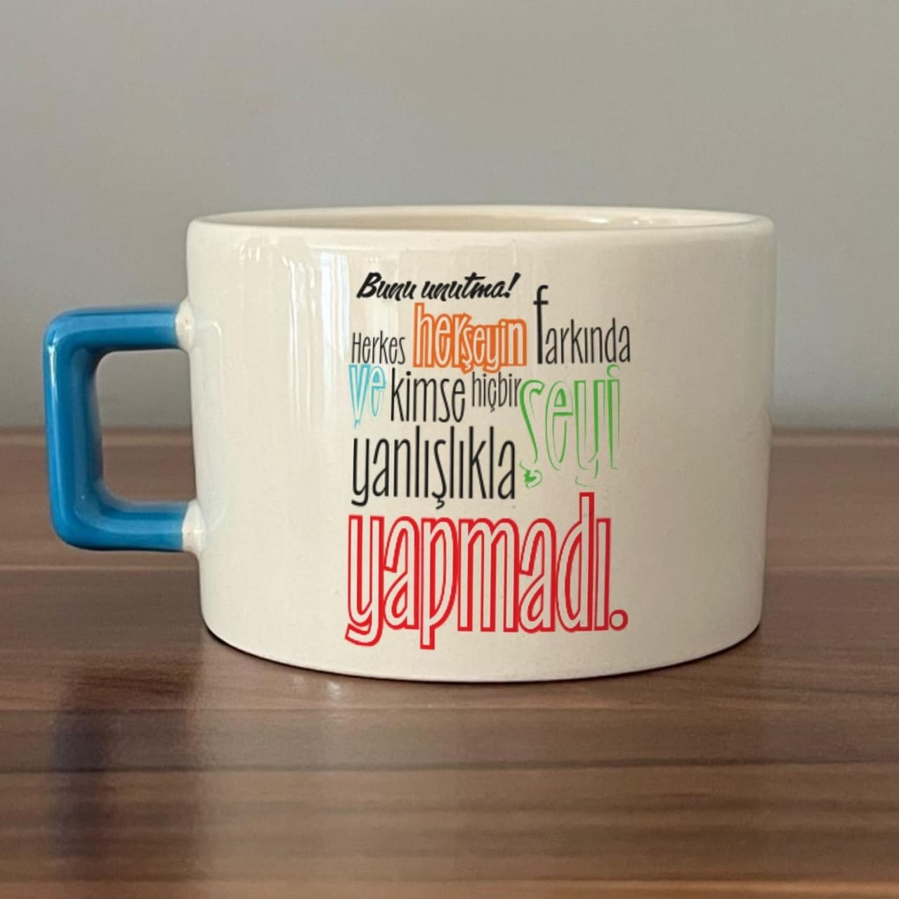 Bunu Unutma Herkes Herşeyin Farkında Baskılı Mavi Kulplu Kare Espresso Fincanı