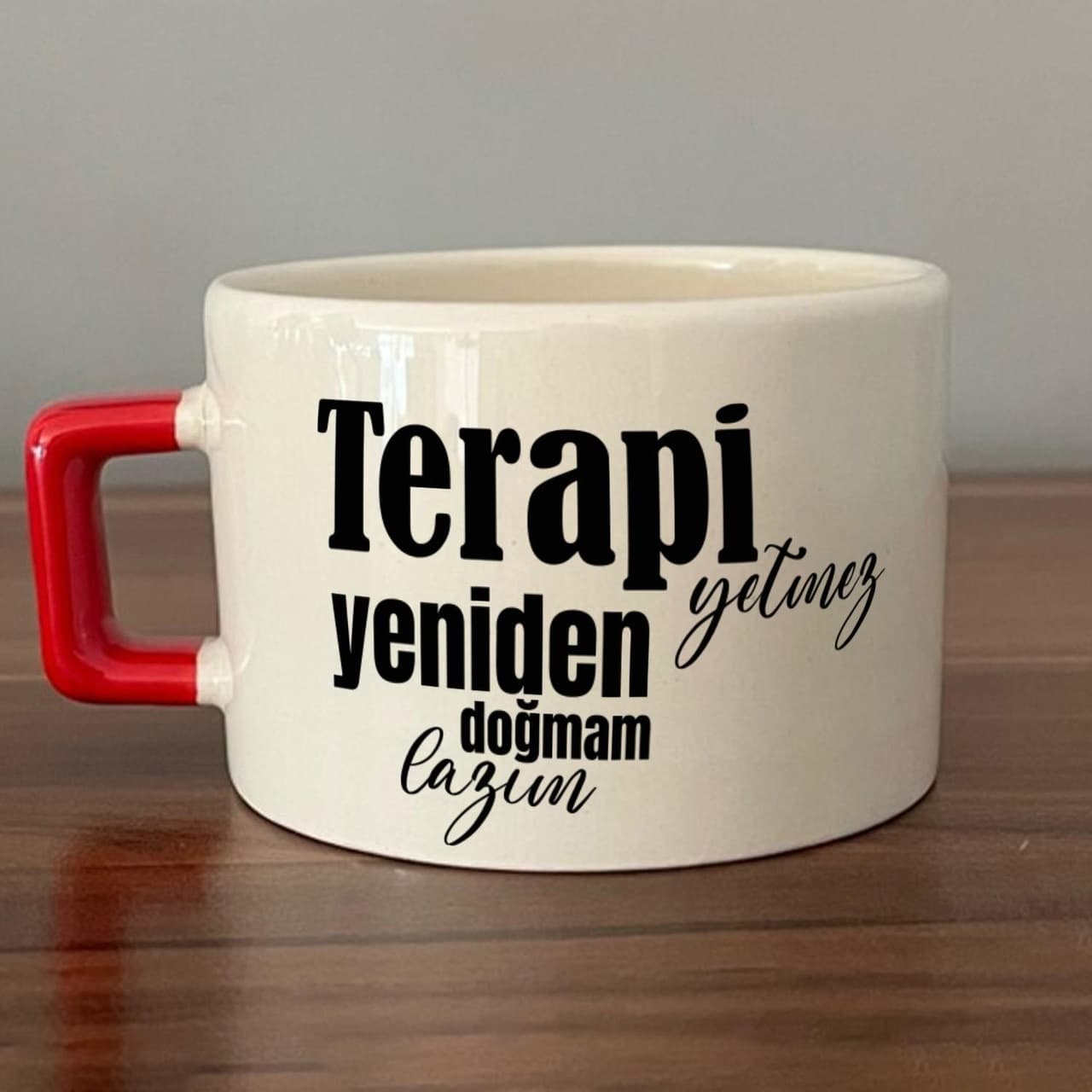 Terapi Yetmez Yeniden Doğmam Lazım Baskılı Kırmızı Kulplu Kare Espresso Fincanı