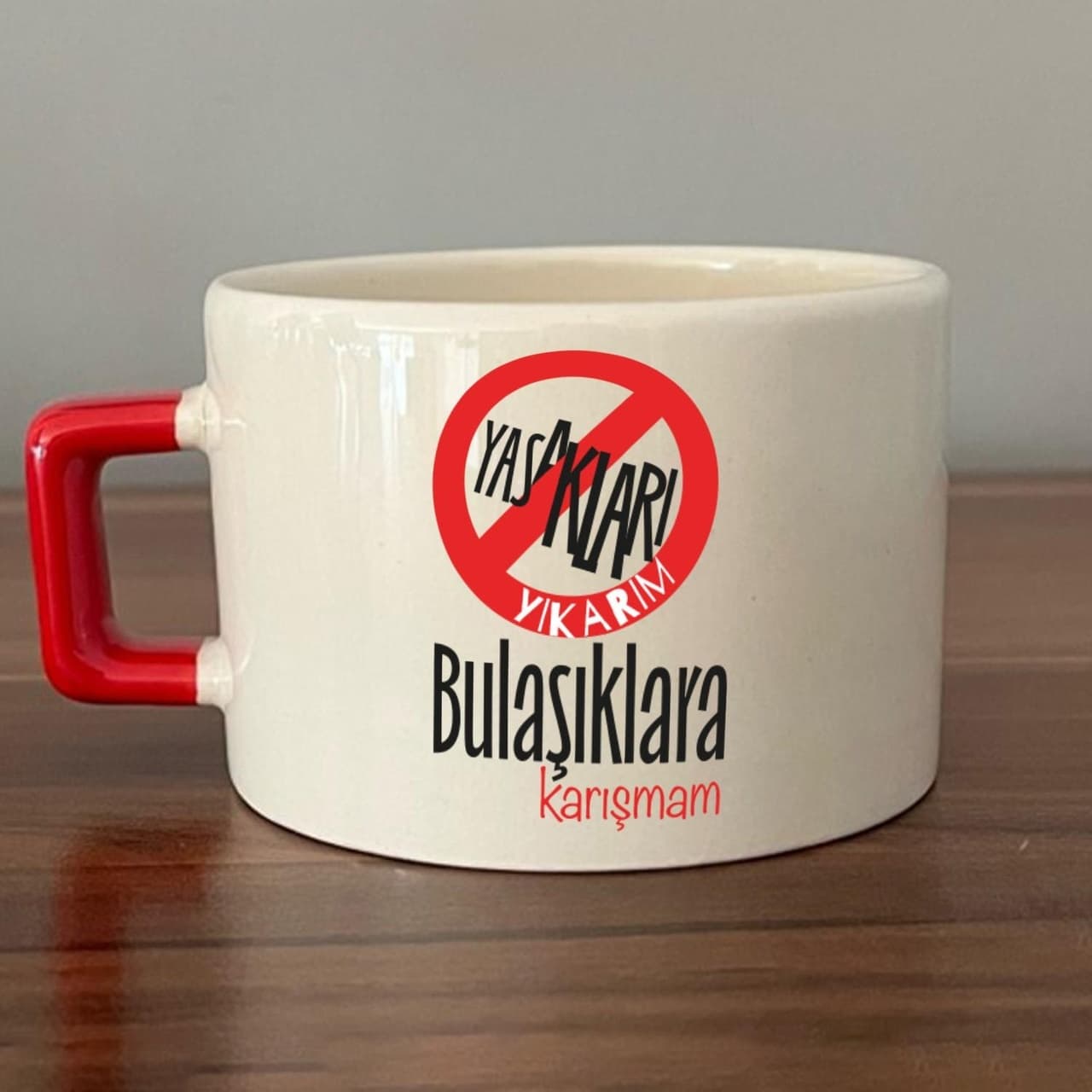 Yasakları Yıkarım Bulaşıklara Karışmam Baskılı Kırmızı Kulplu Kare Espresso Fincanı