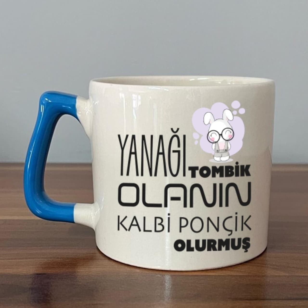 Yanağı Tombik Olanın Baskılı Mavi Kulplu Prime Kupa