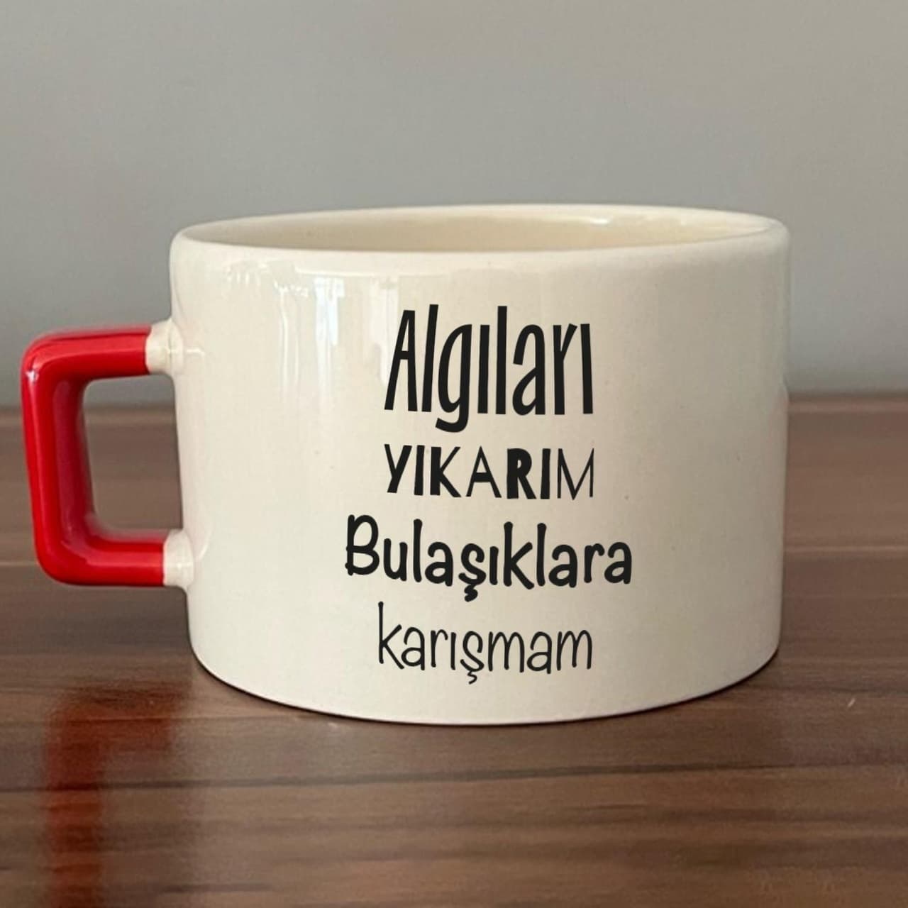 Algıları Yıkarım Bulaşıklara Karışmam Baskılı Kırmızı Kulplu Kare Espresso Fincanı