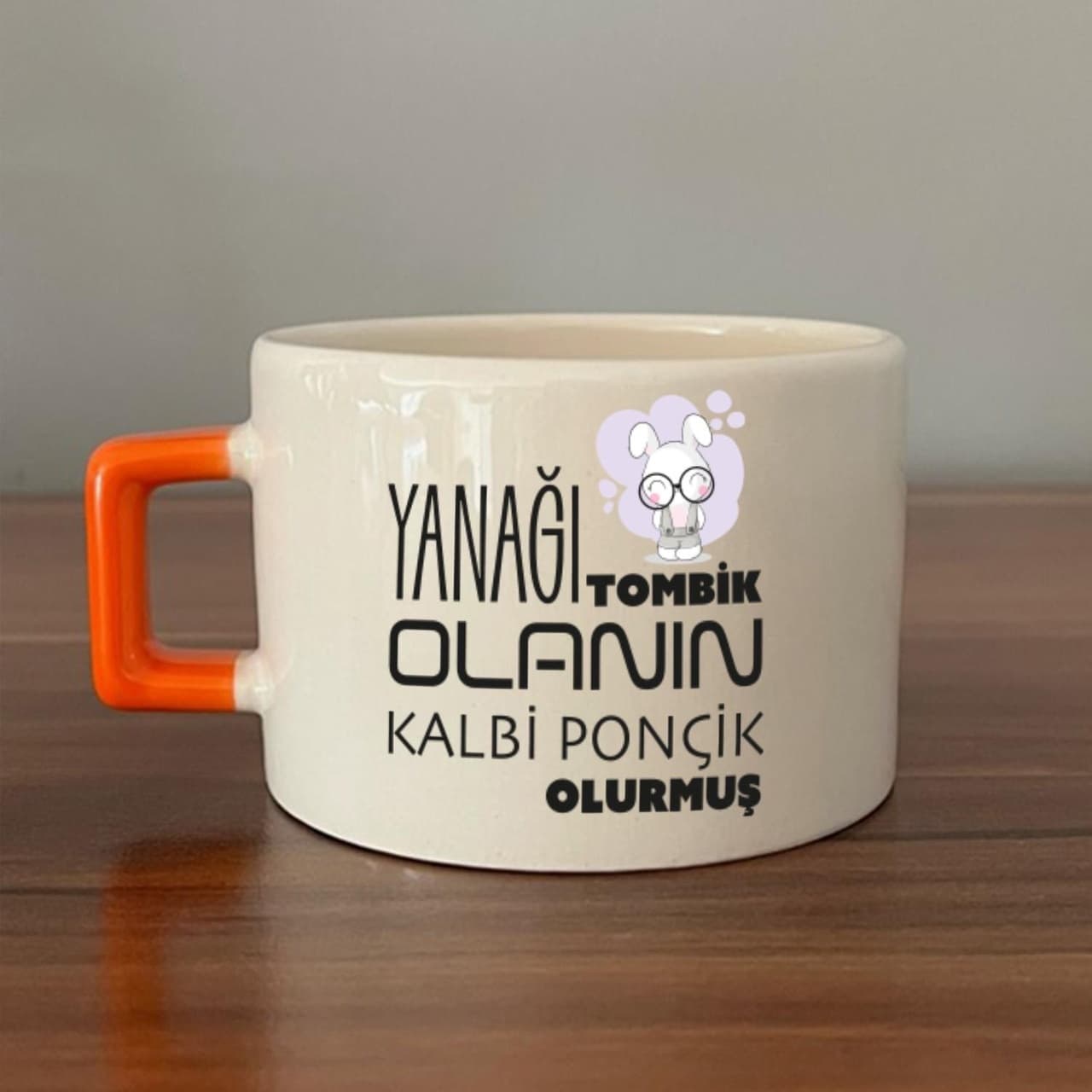 Yanağı Tombik Olanın Baskılı Turuncu Kulplu Kare Espresso Fincanı