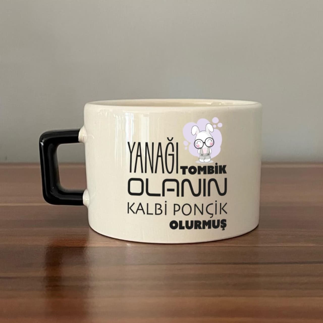 Yanağı Tombik Olanın Baskılı Siyah Kulplu Kare Espresso Fincanı